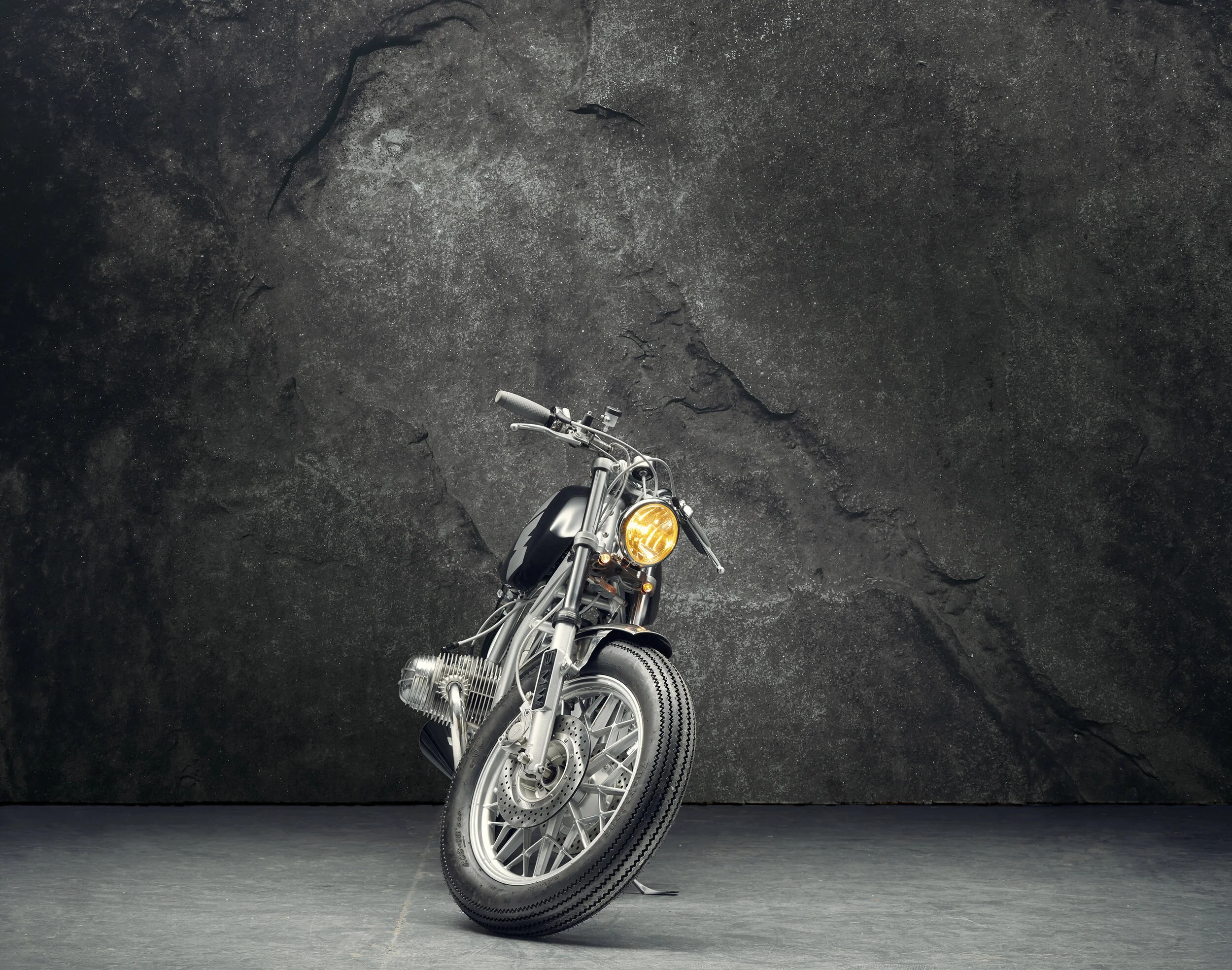 CURIOSITY MOTO 1982 BMW R65 - STUDIO PHOTOGRAPHY SET