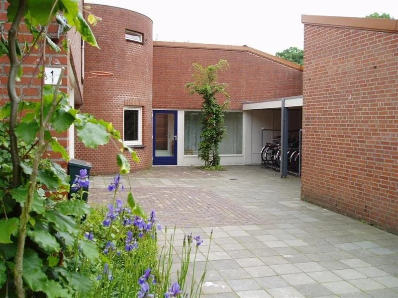 Afb. 5 | exterieur; projecthuis gesitueerd in de scherpe hoek van het terrein (foto:   datering onbekend, [23 april 2021]). 