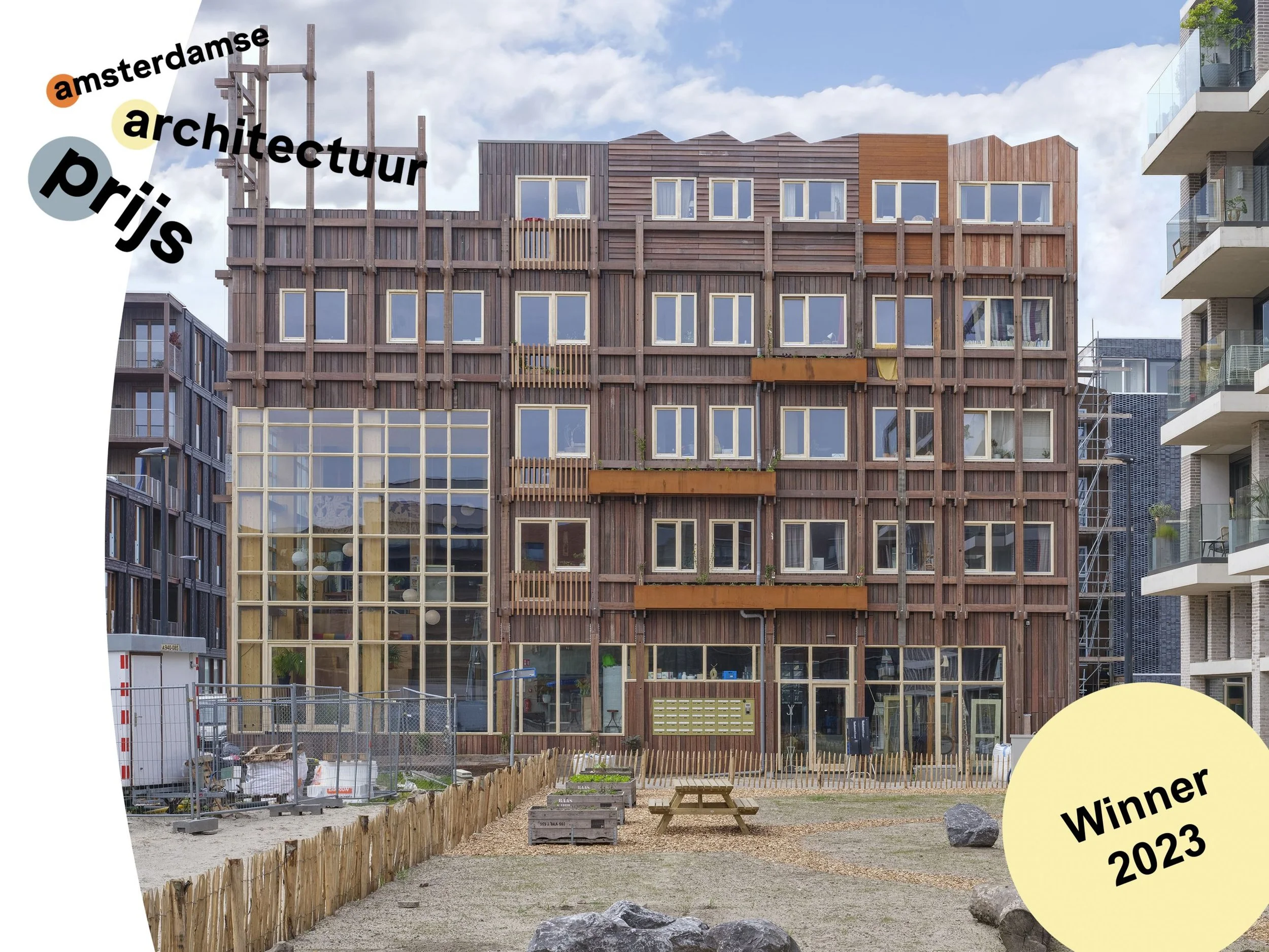 De Warren vlak na de oplevering, winnaar van de Amsterdamse architectuurprijs 2023 (foto: https://www.natrufied.nl/en/featured_en/de-warren-amsterdam/)