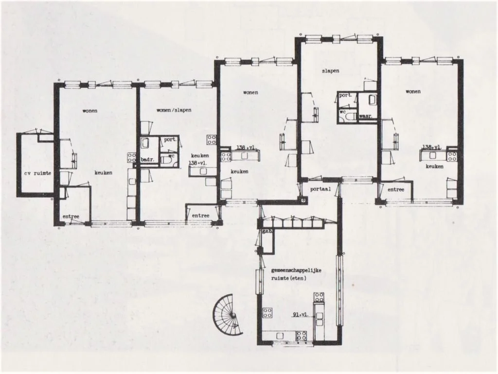 Afb. 5 | plattegrond van een cluster, met de clusterkeuken gepositioneerd voor de woningen (foto:   geschatte datering 1973-1977, [23 april 2021]).
