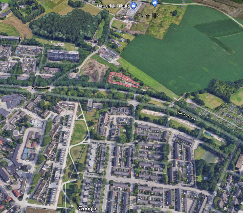 Afb. 1 | luchtfoto van de buurten de Quirijnstok en de Schans, met in het midden aan de Vlashoflaan de Meenthe (foto:  , 2021, [23 april 2021]).