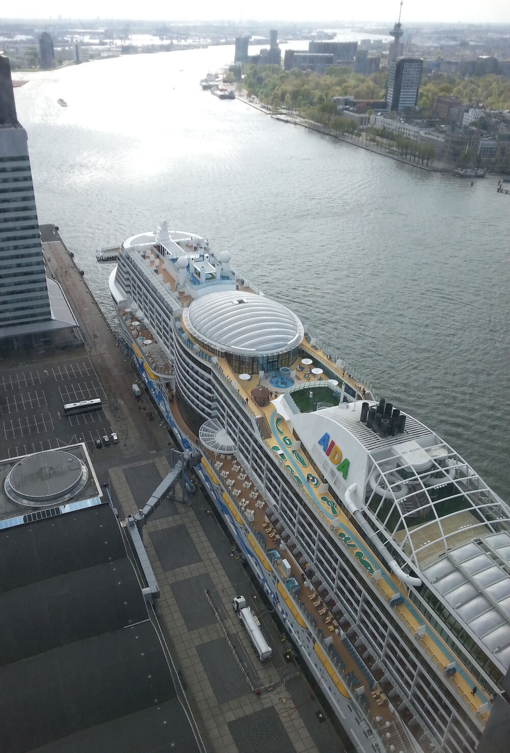 Cruiseship_AIDAprima_LNG_Rotterdam.jpg