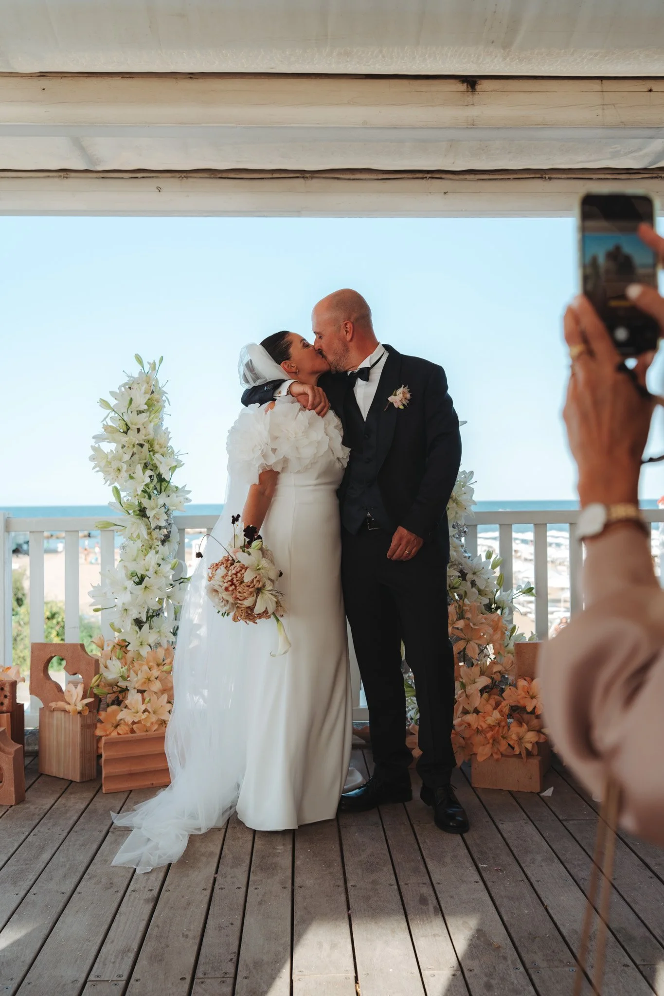 sposi su sfondo cerimonia 