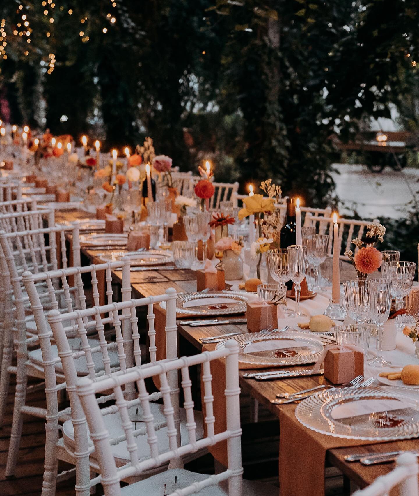 &Egrave; autunno e la luce calda di questa stagione sembra colorare anche i fiori che in questo matrimonio hanno sfumature nocciola e bourdeux.

La sala del ricevimento si trova all&rsquo;interno di una location davvero particolare: La Fragola de Bos