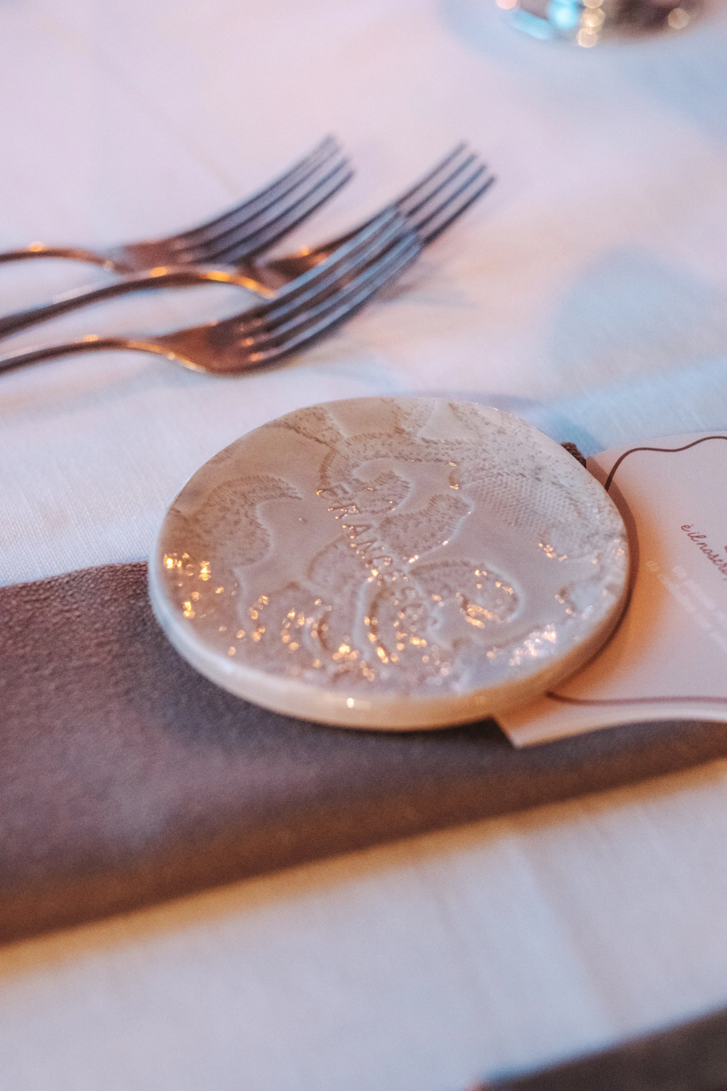 dettaglio bomboniera piatto ceramica con nome 