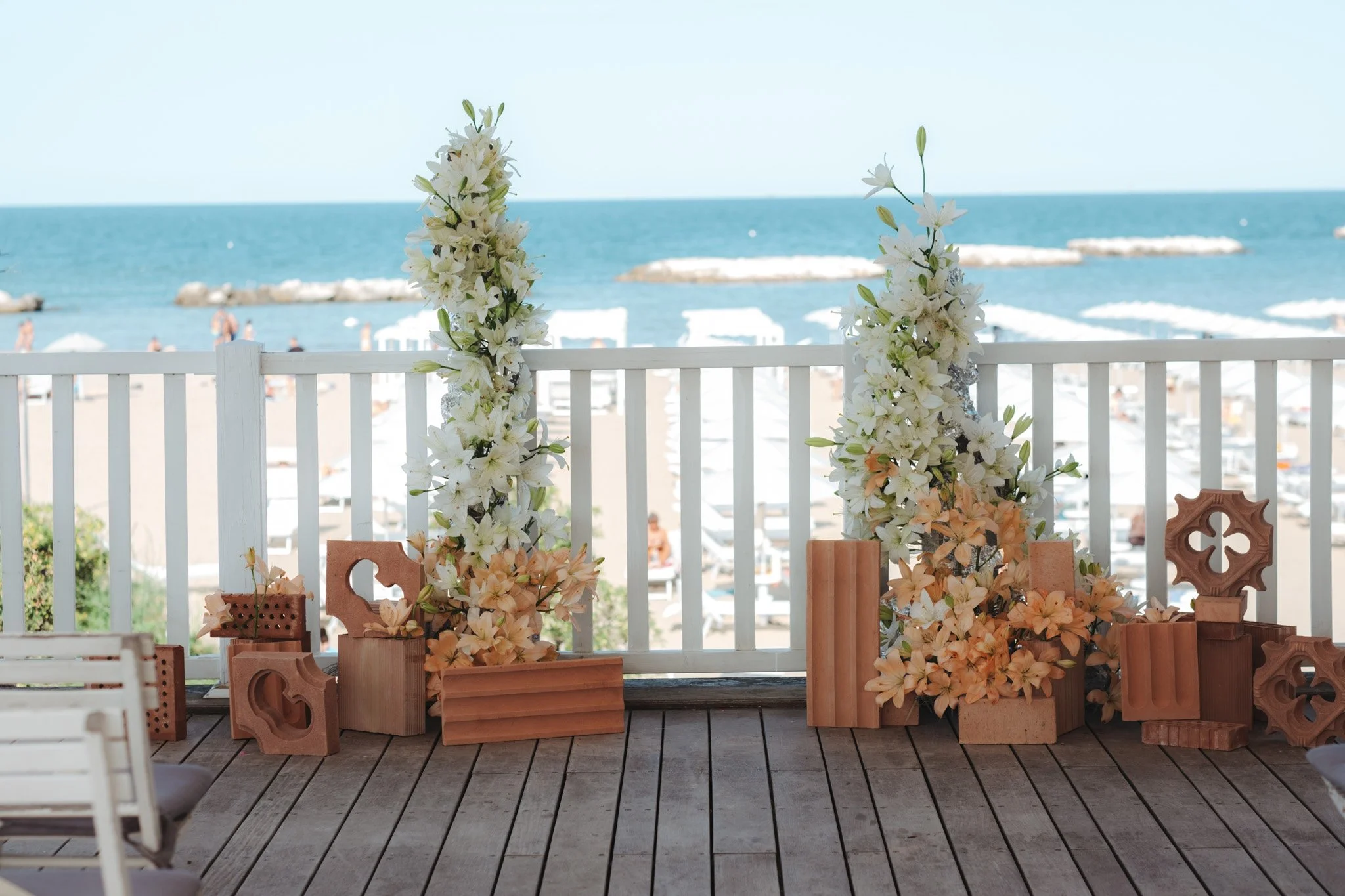 allestimento cerimonia vista mare con mattoni e fiori 