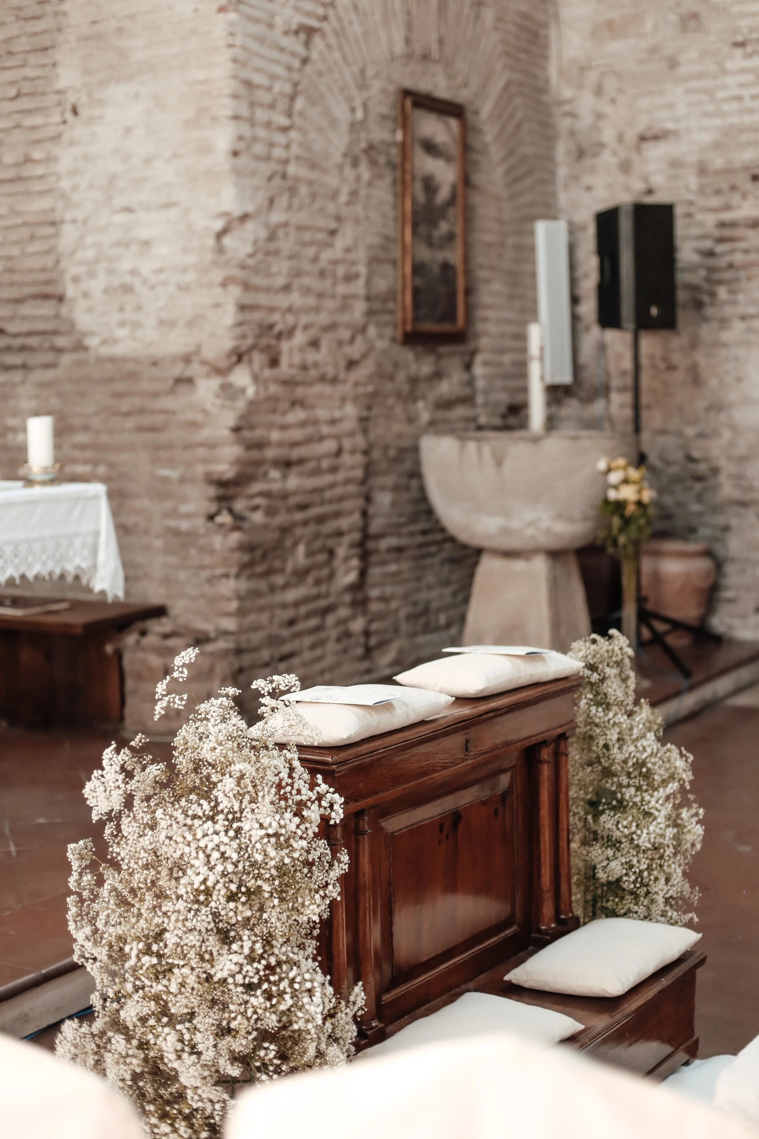 cerimonia matrimonio con allestimento altare gypsophila