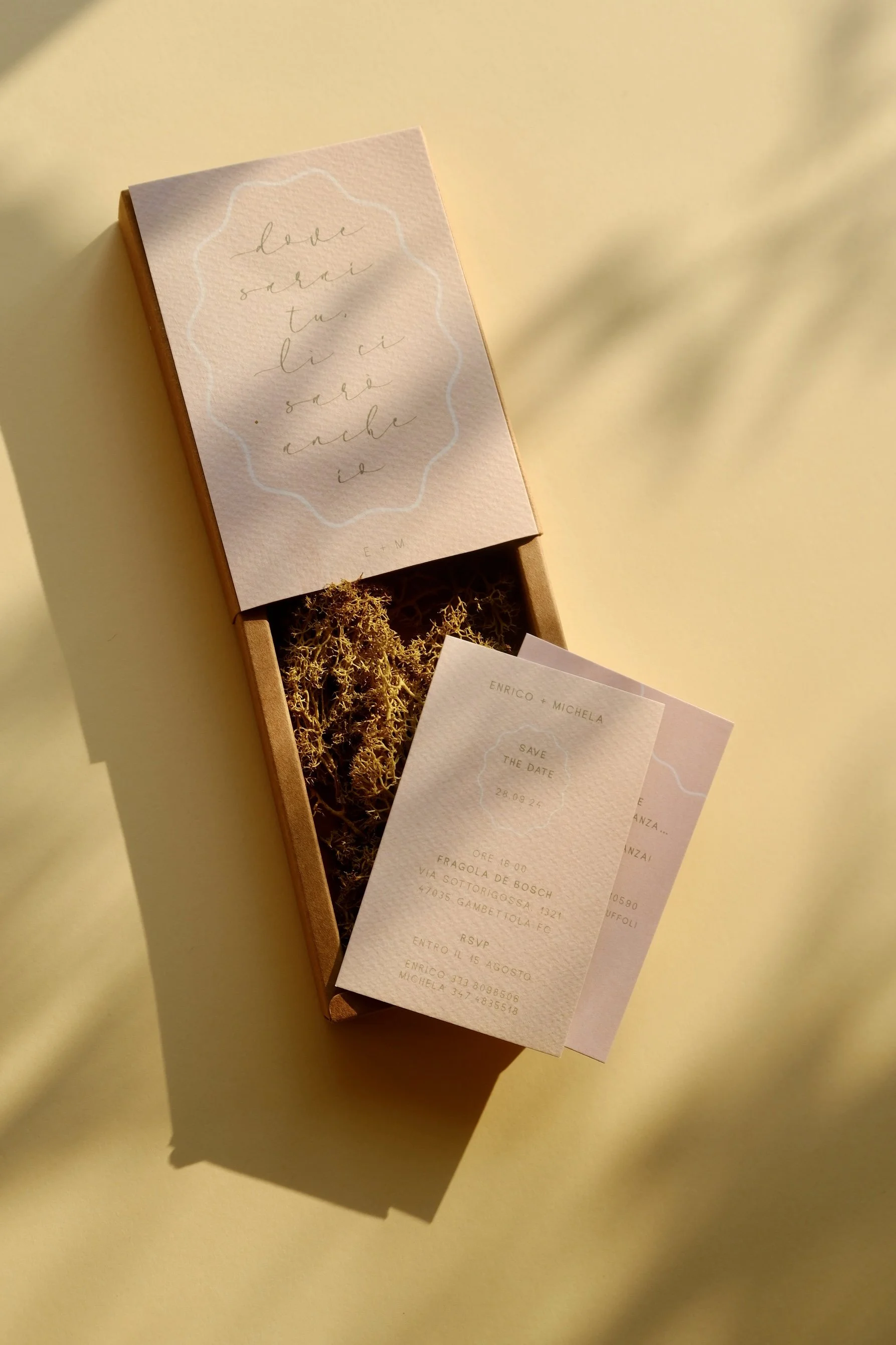 inviti dentro scatola di muschio 