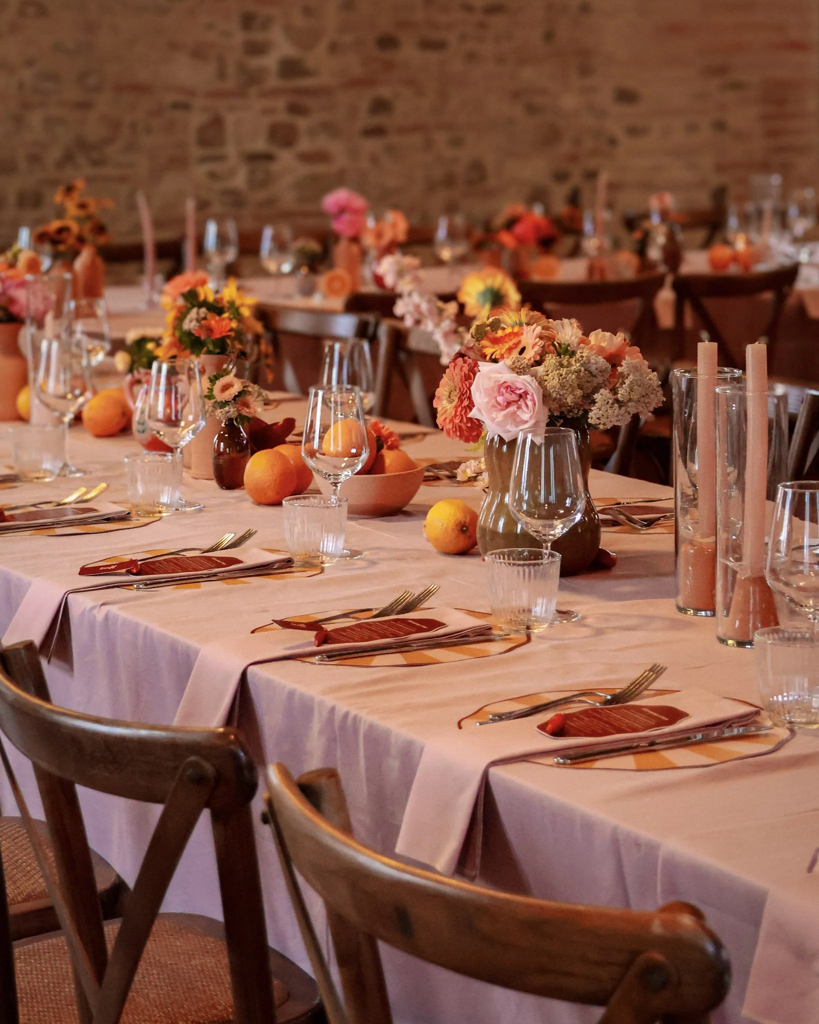 allestimento tavoli matrimonio colorato