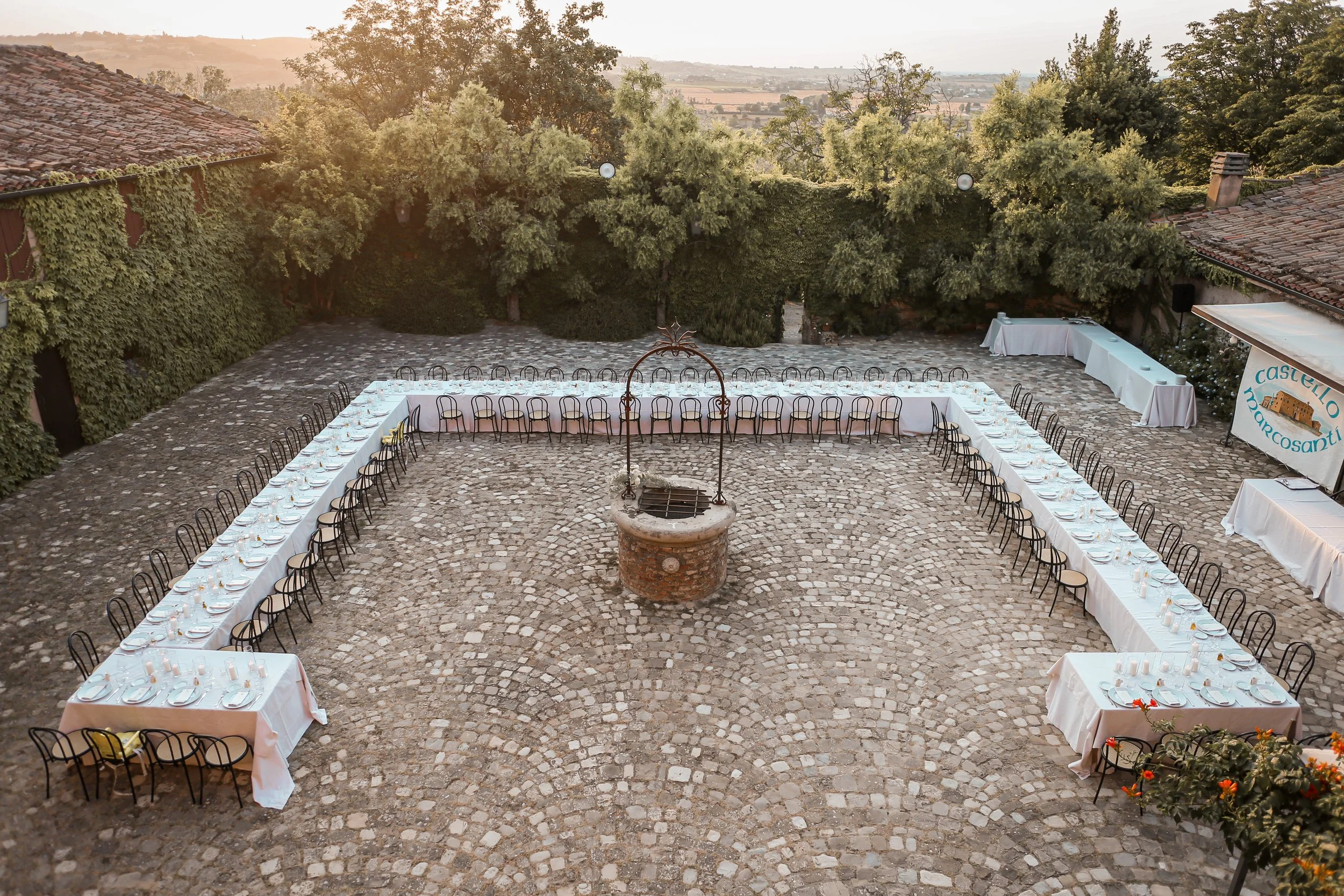 tavolo matrimonio nella corte di un castello 