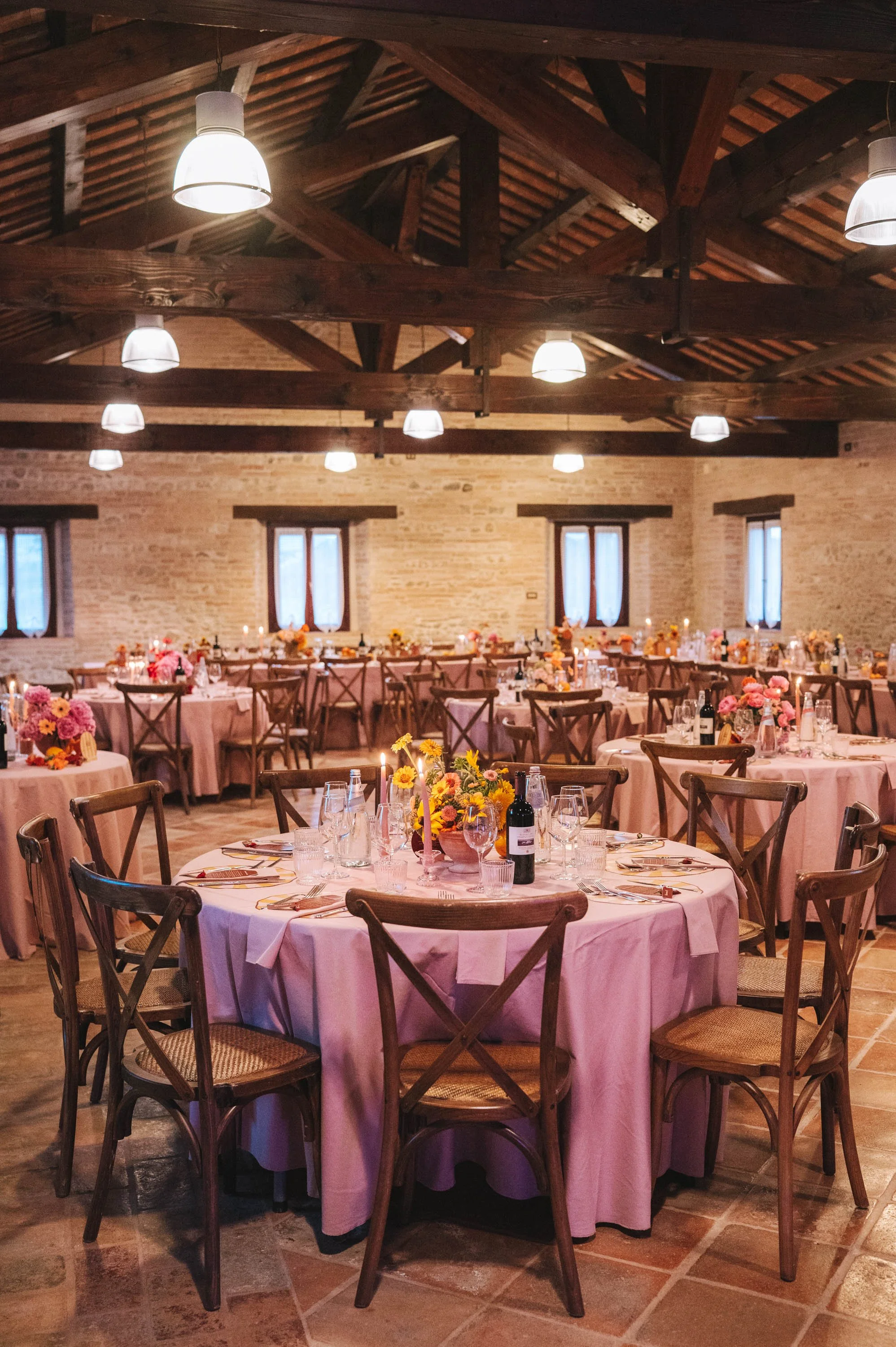 allestimento tavoli matrimonio colorato