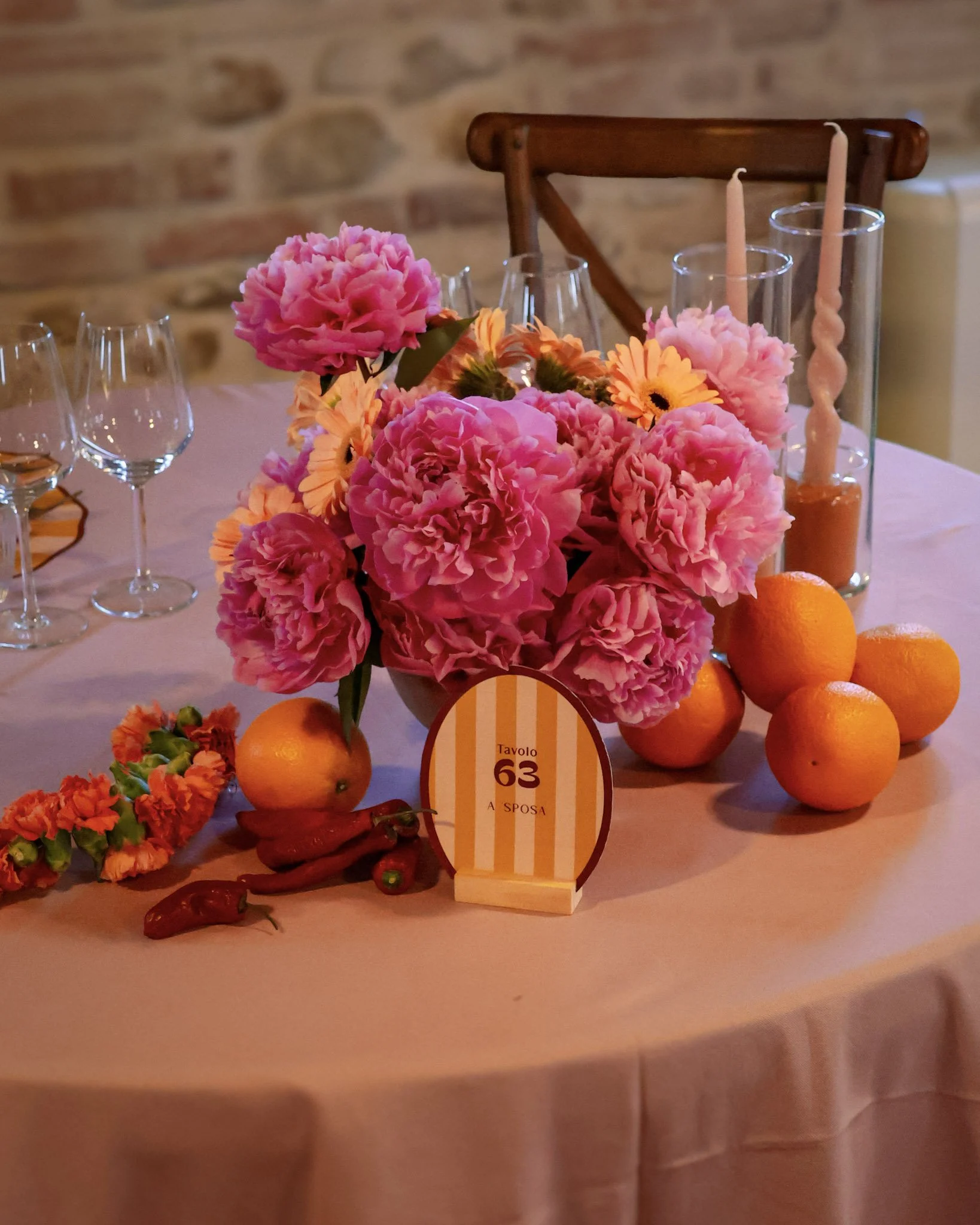 allestimento tavoli matrimonio colorato