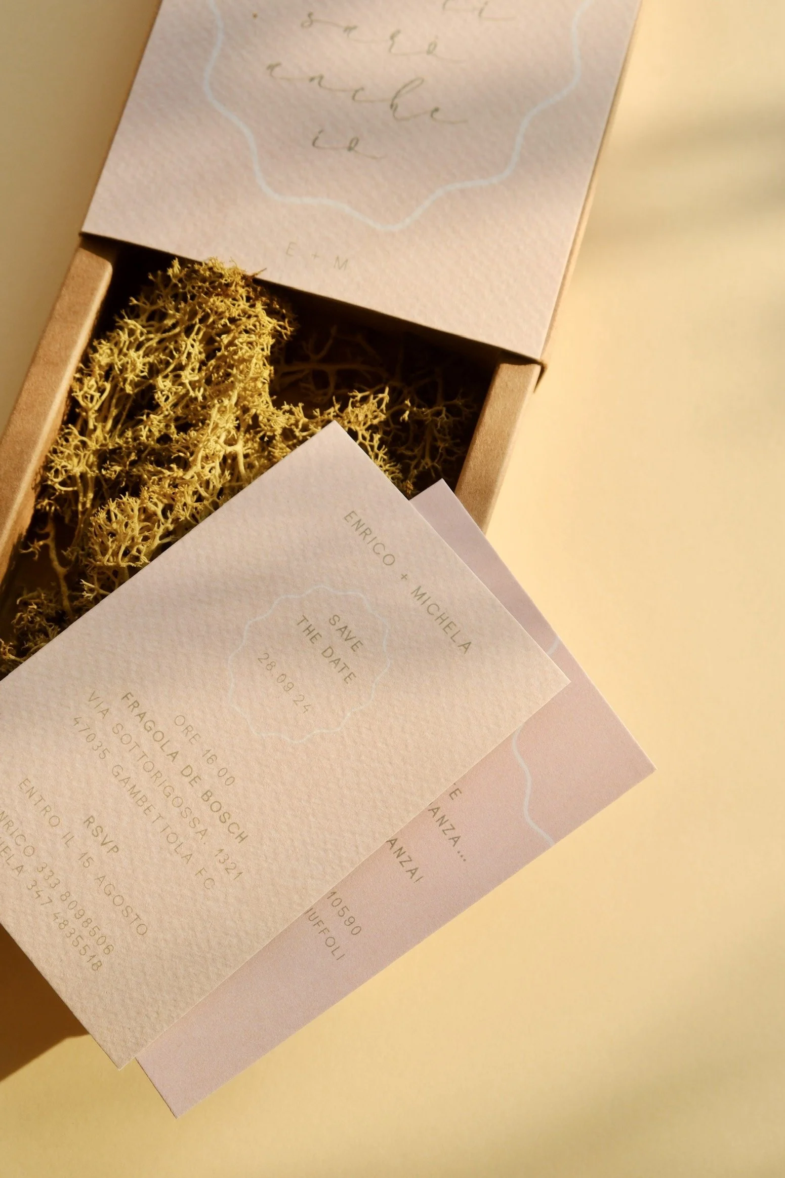 scatola partecipazioni matrimonio di muschio 