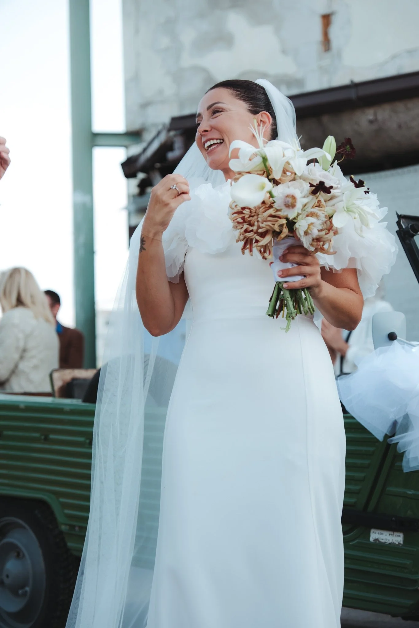 sposa e bouquet dai colori caldi 
