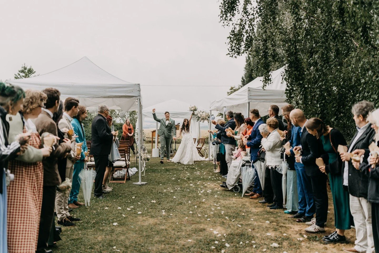 Let&lsquo;s fetz&lsquo;!
Der fr&ouml;hlichste Auszug mit herzlichstem Applaus - das Wetter konnte der Laune und dem Mitfiebern nichts anhaben. Alle G&auml;ste haben L &amp; O so sehr gefeiert, sodass uns allen einfach nur warm ums Herz wurde!
Sucht i