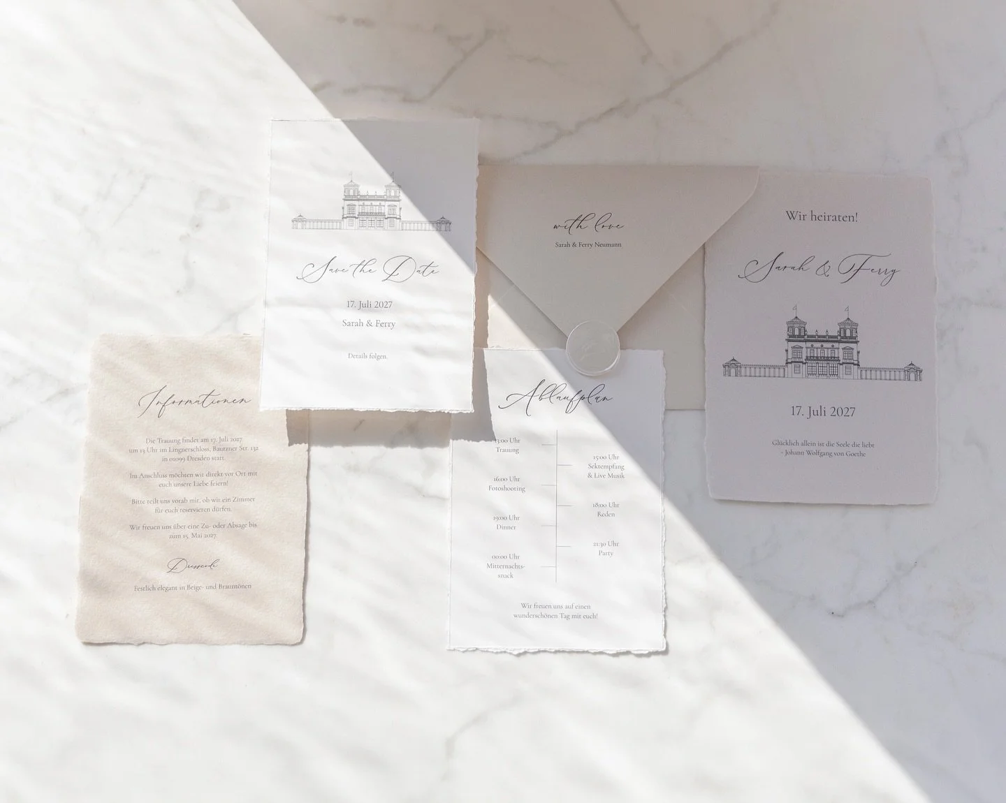 Gro&szlig;e #papeterieliebe
Die Save the Date Karte ist das erste, das eure G&auml;ste erreicht. Eine erste Stilbotschaft, die freudige Erwartungen ausl&ouml;st. Textualit&auml;t, Design, Farbigkeit und Haptik sollten individuell zu euch und eurem Fe