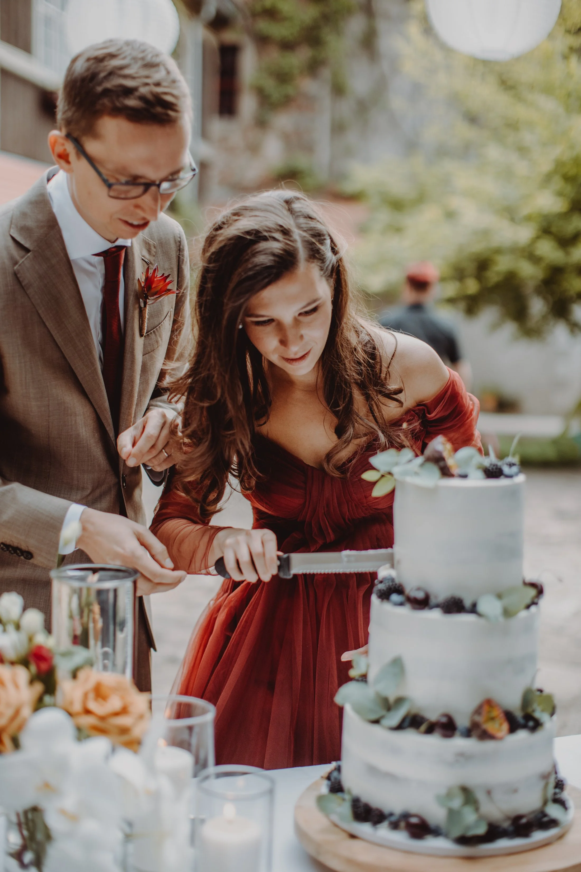 moderne-exklusive-schlosshochzeit-schloss-scharfenberg-hochzeitstorte-heiraten-in-dresden-sachsen-hochzeit-in-dresden-hochzeitsplanerin-marrylight-hochzeitsplanung
