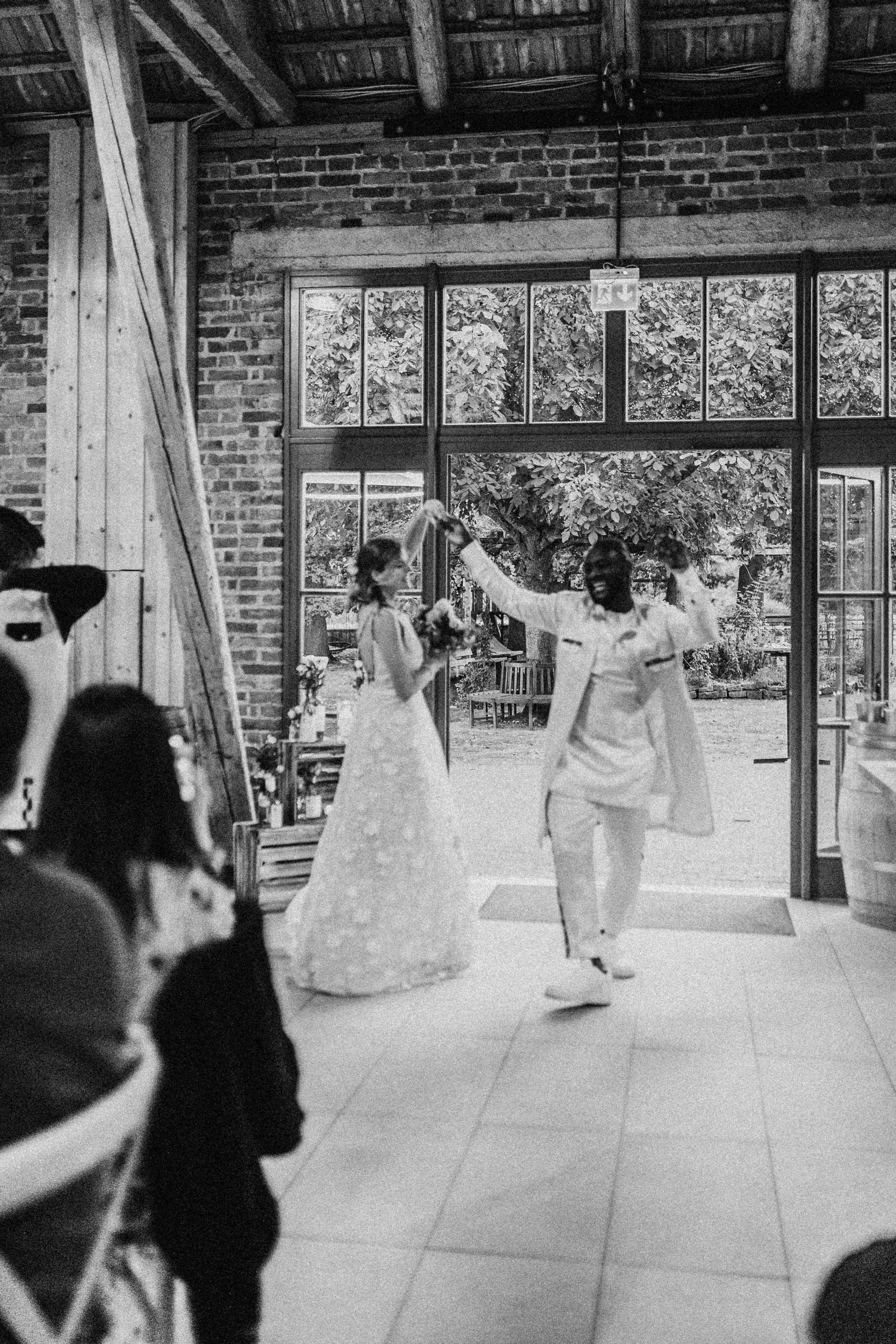 internationale-elegante-scheunenhochzeit-brüngers-landwirtschaft-heiraten-in-dresden-sachsen-niedersachsen-hochzeitskonzept-hochzeit-in-hannover-minden-hochzeitsplanerin-marrylight-hochzeitsplanung