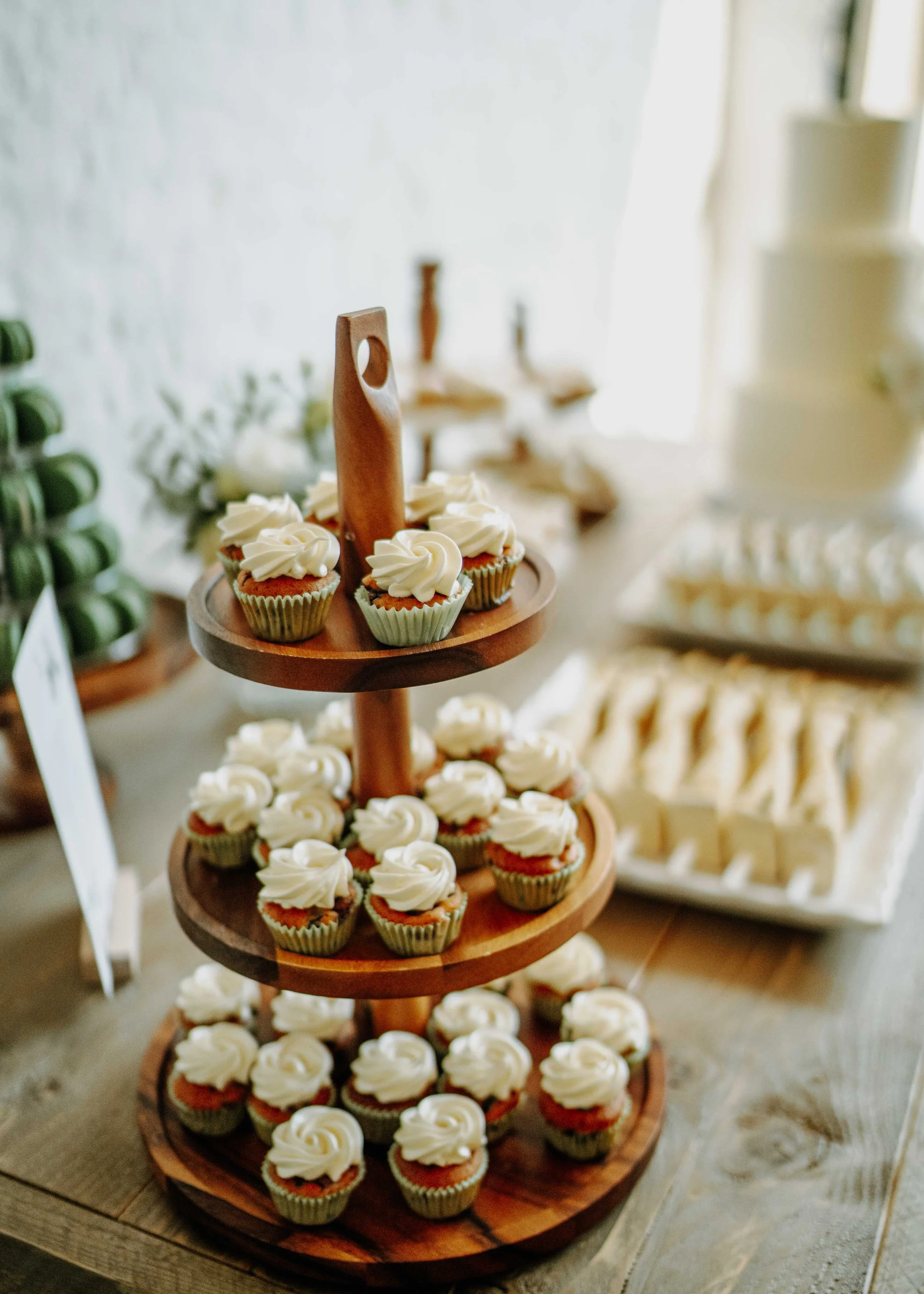 internationale-elegante-sommerhochzeit-sweet-table-hochzeitstorte-hochzeitskonzept-hochzeit-in-dresden-hochzeitsplanerin-marrylight-hochzeitsplanung