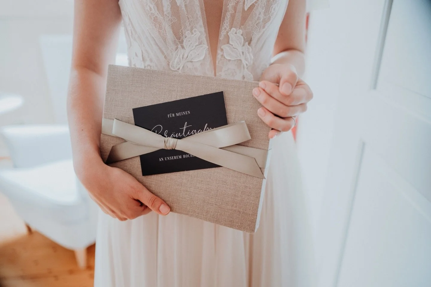 Einander ein pers&ouml;nliches Geschenk am Hochzeitsmorgen zu &uuml;bergeben ist ein ganz besonders sch&ouml;ner, emotionaler Moment. Ob ungesehen, im Zuge des First Look oder auch in der Trauzeremonie eingebunden. Kleine und gr&ouml;&szlig;ere Momen