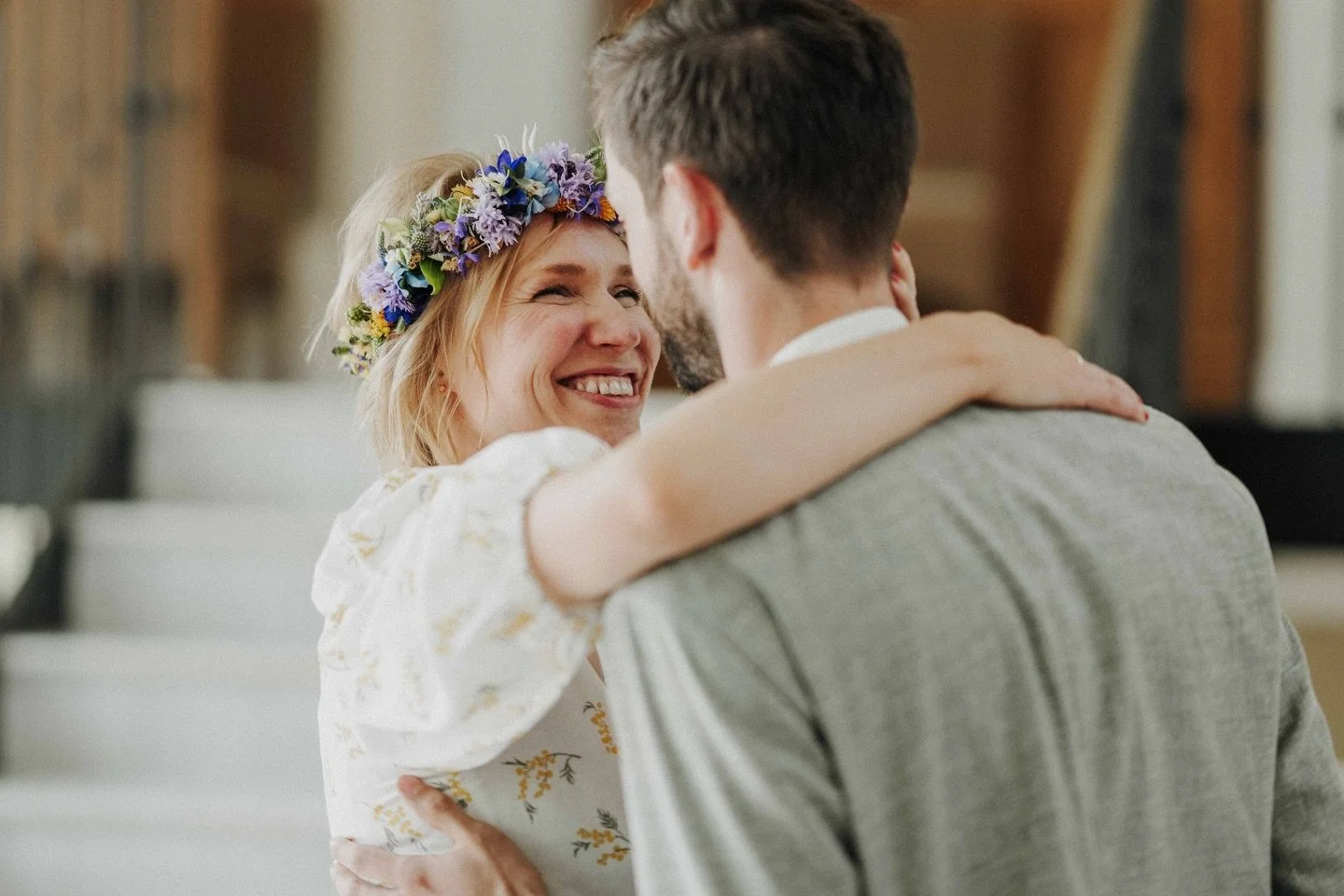 Sommerfest-Vibes meets Elbschloss. Eine sehr pers&ouml;nliche Trauzeremonie - ganz anders als gew&ouml;hnlich. Kleine s&uuml;&szlig;e Details wie Blumenkr&auml;nze f&uuml;r alle G&auml;ste und essbare Serviettenringe. 
Herzlichstes Lachen und viele z