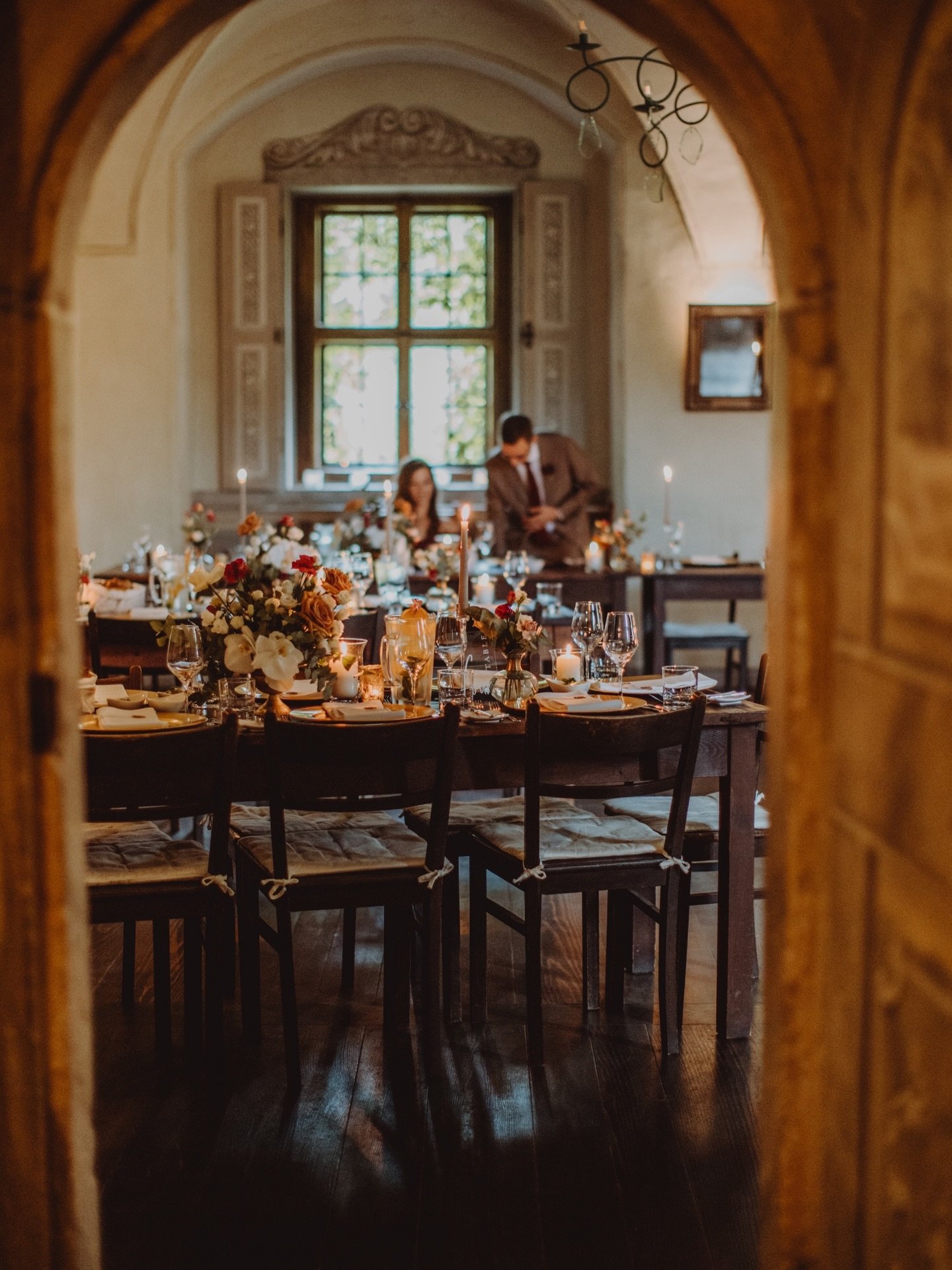 Ja, wir lieben gutes Design. Aber Design ist nicht unsere Priorit&auml;t - wir wollen Atmosph&auml;re schaffen, eine Geschichte erz&auml;hlen. Erinnerungen aufgreifen und Gef&uuml;hltes abbilden. Denn genau so f&uuml;hlt ihr euch als Hochzeitspaar wo