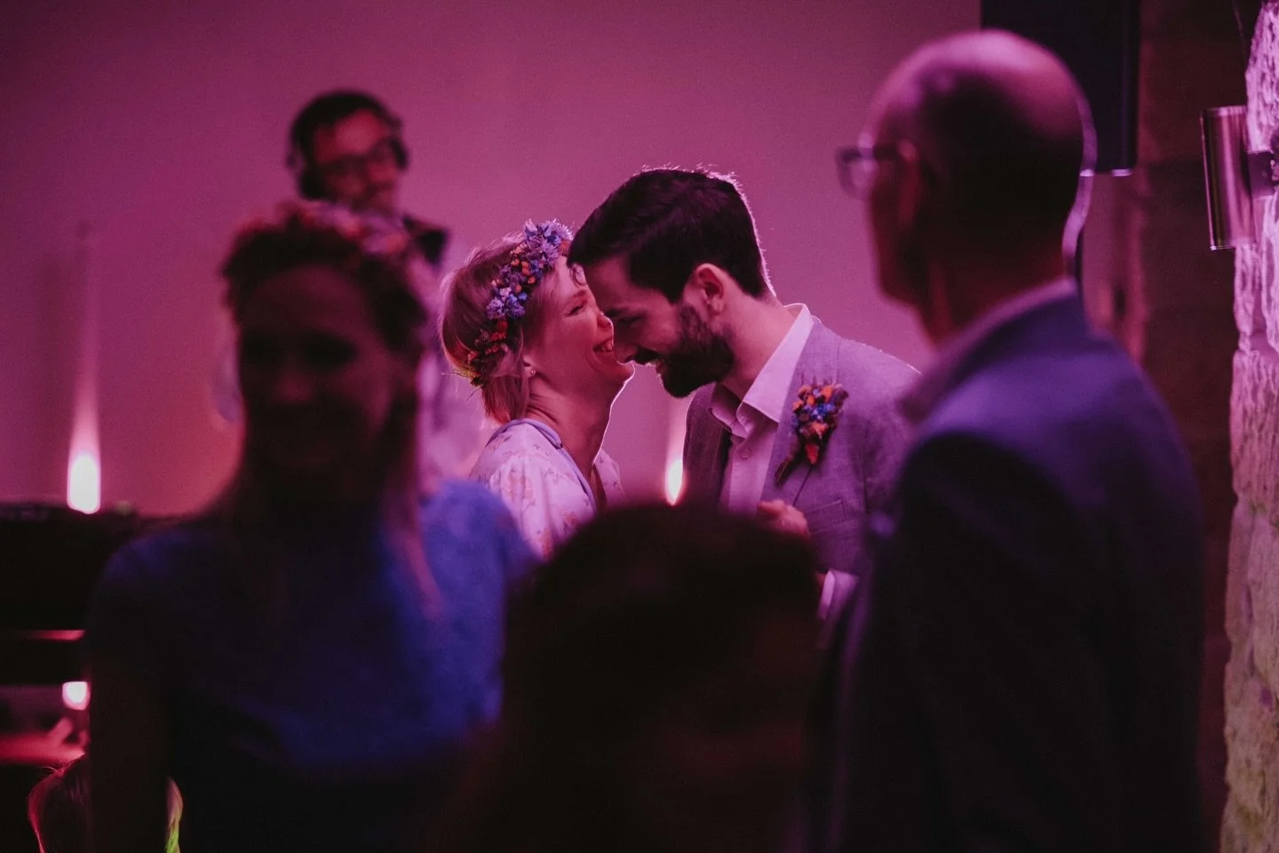 Let&lsquo;s dance 🪩 
Unser pers&ouml;nlicher Favorit als Hochzeitstanz: Gro&szlig;e Liebe f&uuml;r eine Rumba. Trotzdem muss sich niemand gezwungen f&uuml;hlen, wenn er oder sie sich nicht wohlf&uuml;hlt mit einem Standardtanz oder einem Er&ouml;ffn