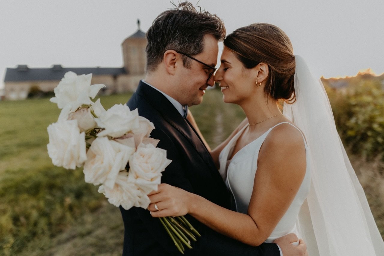 Paarfotos am Hochzeitstag - wie wichtig sind sie und wie lange dauert es?
Wie bei so viel anderen Themenbereichen, gibt es hier keine allgemeing&uuml;ltige Antwort.
Zuerst solltet ihr diese Frage f&uuml;r euch beantworten: Wie wichtig ist es euch?
Wi