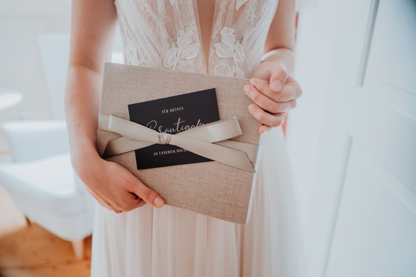 Einander ein pers&ouml;nliches Geschenk am Hochzeitsmorgen zu &uuml;bergeben ist ein ganz besonders sch&ouml;ner, emotionaler Moment. Ob ungesehen, im Zuge des First Look oder auch in der Trauzeremonie eingebunden. Kleine und gr&ouml;&szlig;ere Momen