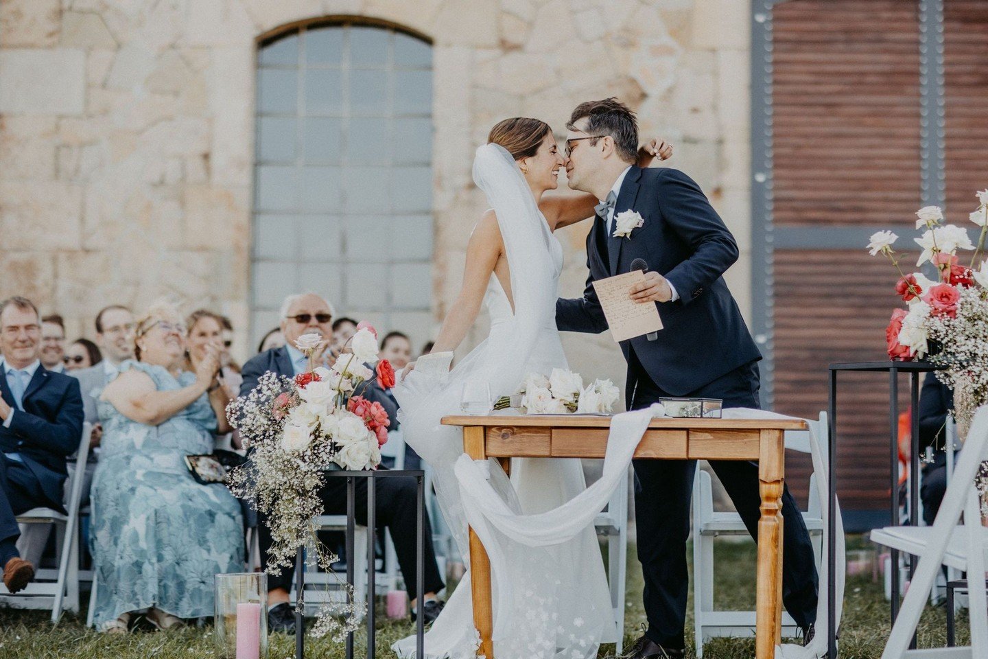 Trauungen. Lieben wir!
Noch kein anderes Jahr haben wir so viele Trauungen begleitet wie wir es in diesem Jahr tun werden. Wie sch&ouml;n, dass ihr mir vertraut die richtigen Worte f&uuml;r eure Liebe, eure Geschichte, eure Visionen und eure einzigar