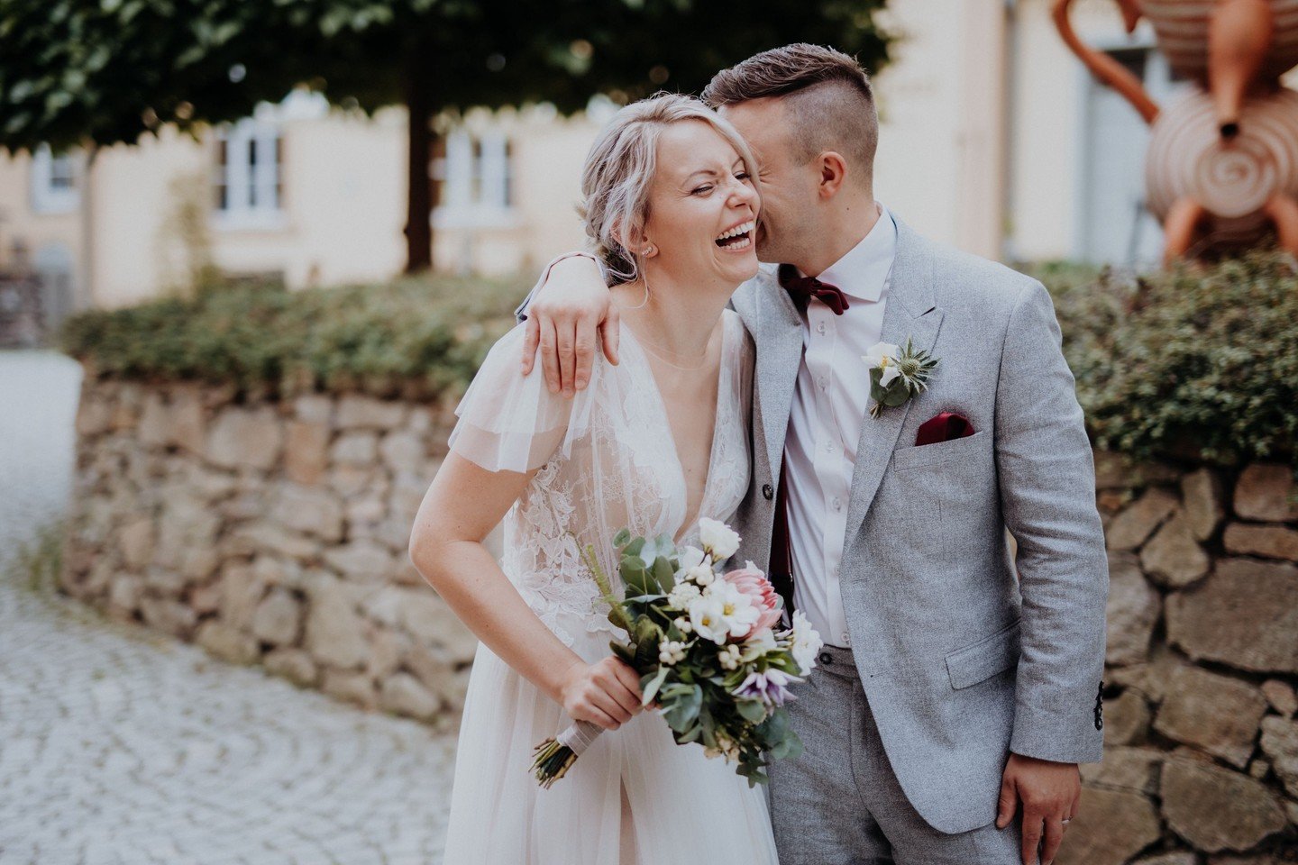 Lachen, laufen, tanzen und h&uuml;pfen f&uuml;r Gl&uuml;ck! Vor allem aber knutschen! Genau so soll euer Hochzeitstag aussehen und sich anf&uuml;hlen: unbeschwert, nach euch und f&uuml;r euch gestaltet.
Und genau daf&uuml;r sorgen wir - mit unseren i