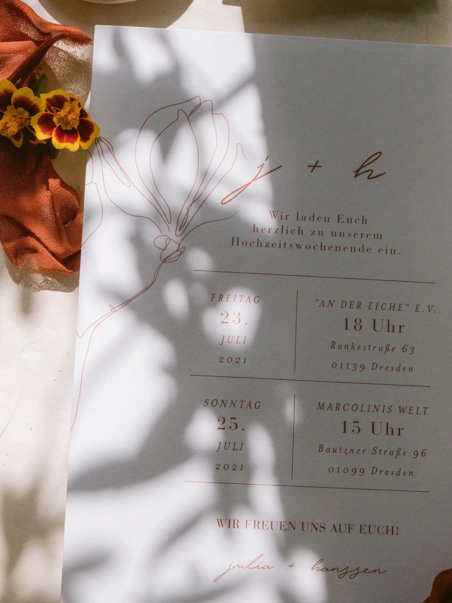 Wie viele verschiedene Papeteriedesigns, Papiere, Formate und Veredelungselemente hatten wir wohl schon in den H&auml;nden? Wie viele Einladungen haben wir gepackt, beschriftet und versendet?
Wir wissen es nicht! Was wir aber wissen: Wir lieben Papet