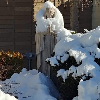 Our Lady enrobed with snow- front entrance of school (photo by parent of B, &lsquo;22; A, &lsquo;24)