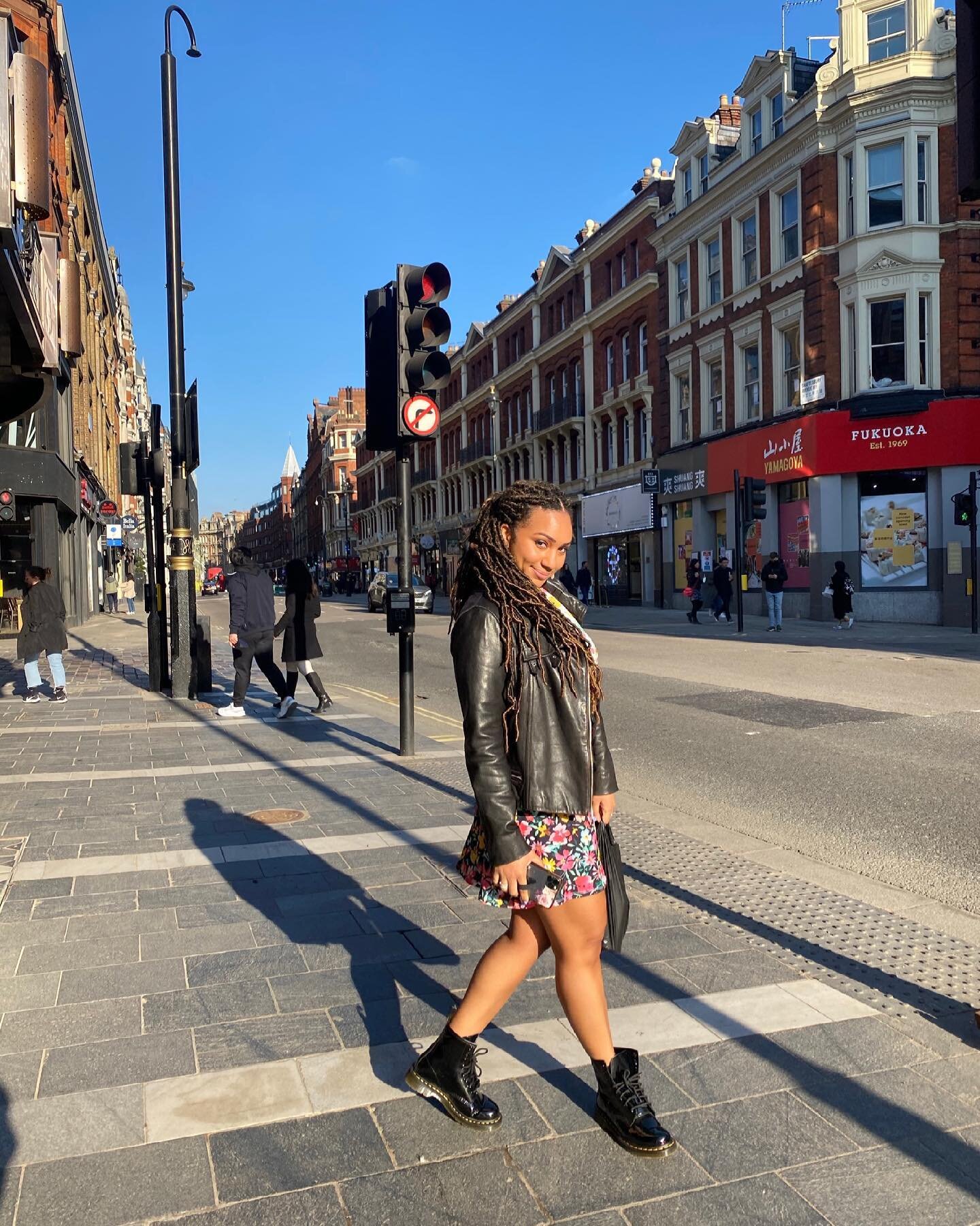 Know your worth, then add that tax! ✨

📸 @hannah_monga 
.
.
.
#iambuffylong #whatdettedoes #selfcare #selflove #selflovejourney #selflovefirst #ohhappyday #selfcaresunday #resilience #ukblogger #londonlife #londonphotography #livelovelondon #chinato
