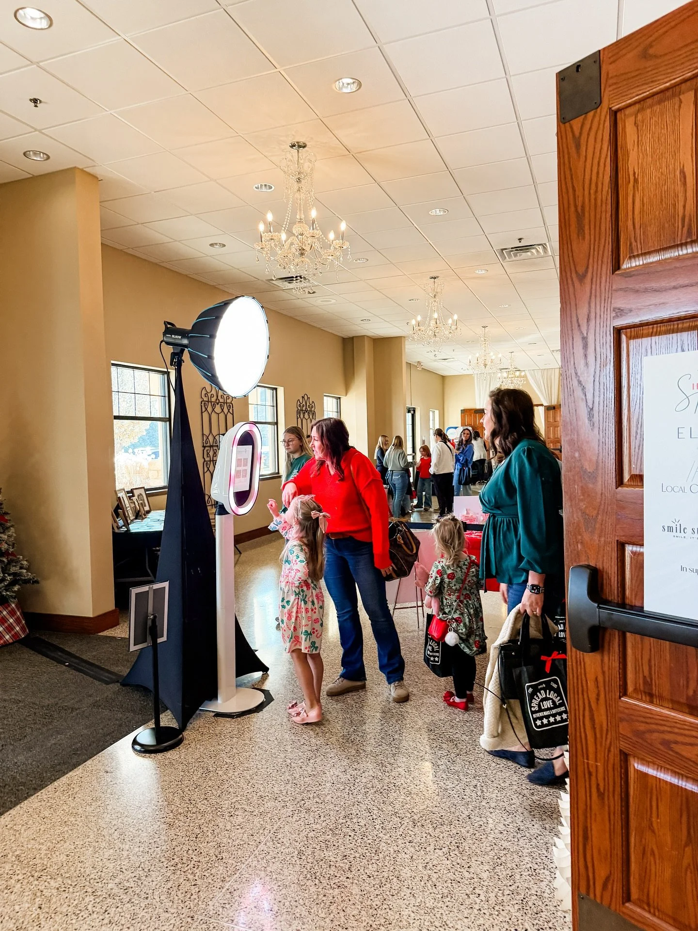 The @smilestandco Modern Photo Booth was such a hit amongst adults &amp; kids at our Holiday Modern Market! 📸 

Book them for your next event! ⤵️
https://www.smilestandco.com 

SMILE STAND CO | @smilestandco 

Special thanks to the @smilestandco tea