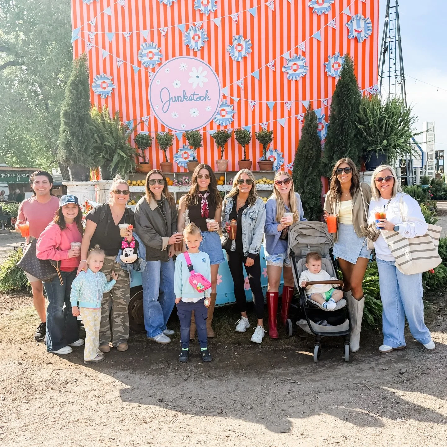 We headed back out to @junkstock for another fun filled member meet-up! Creating friendships &amp; memories through this small business community is just the icing on the cake for all our membership has to offer! 🫶🏼

Join our small biz community &a