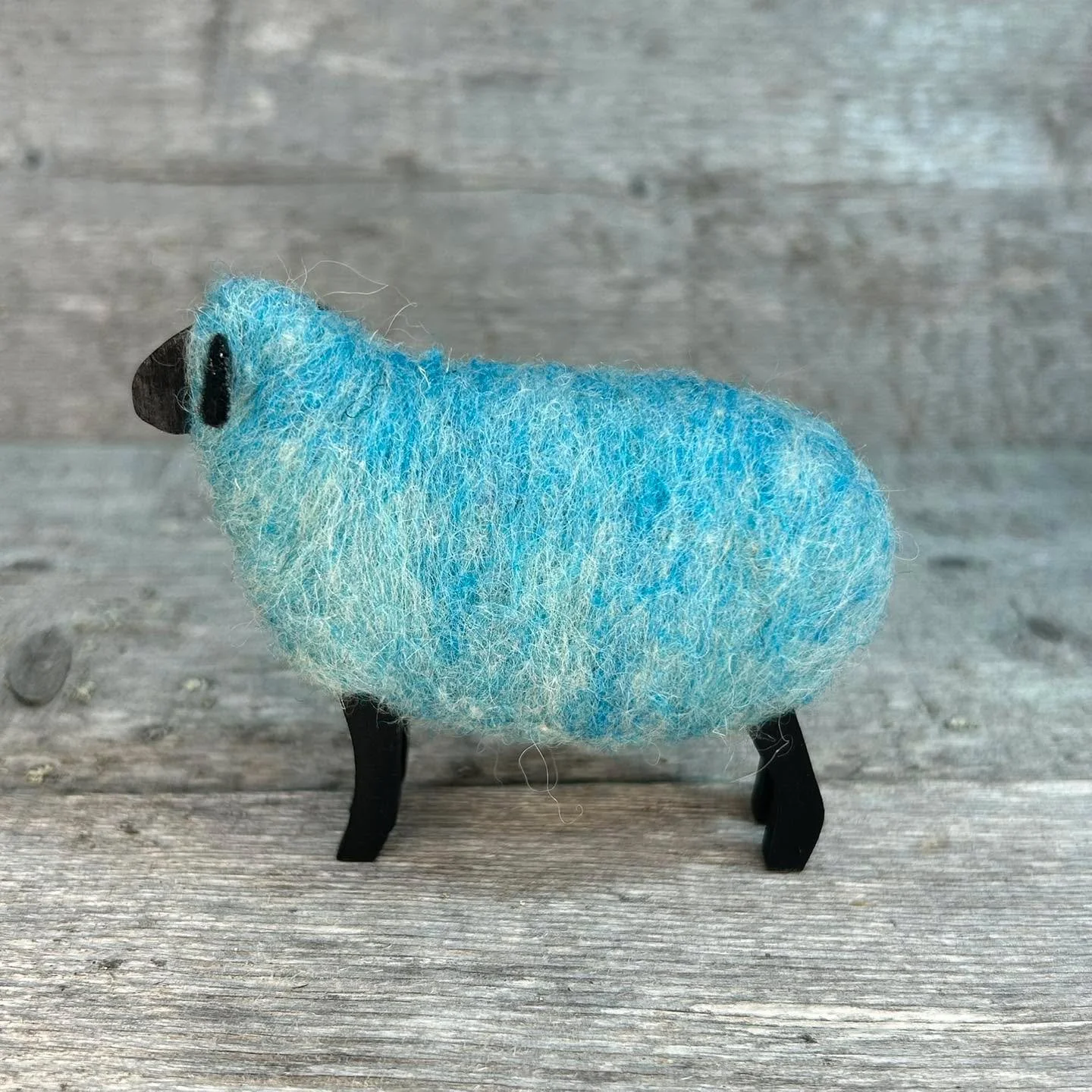 Sheep! Many sheep. Many colors. And kits available!  #nysheepandwool #needlefelting #crafting #needlefeltedanimals #needlefelted #handmade #handsthatmake #needlefeltedanimals #sheepofinstagram #needlefeltedsheep #sheepofinstagram #woolandwood #fibera