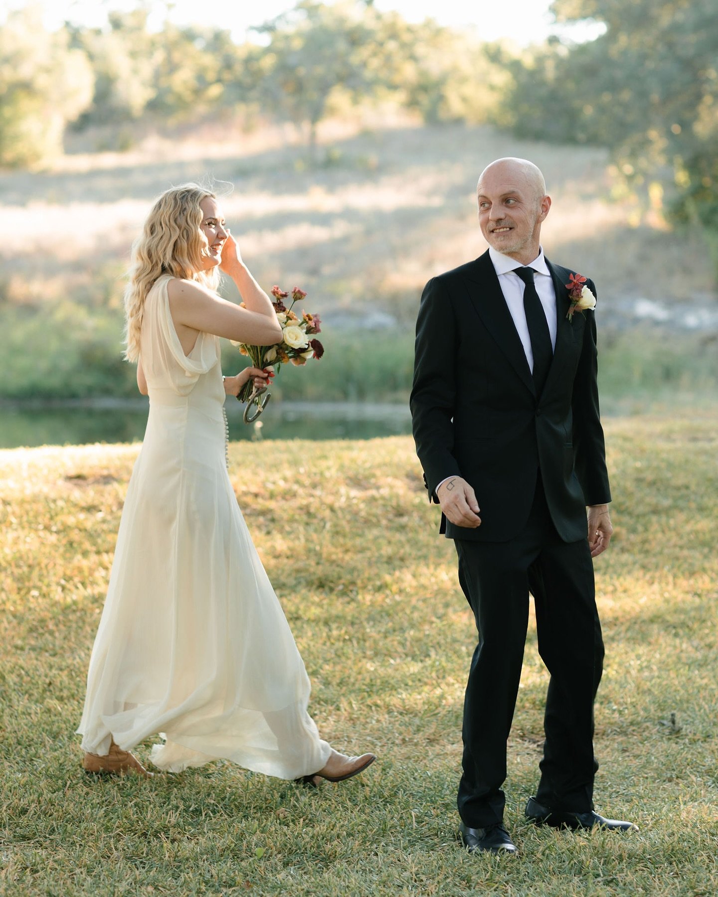 Erin, Benjamin, and Bandit soaking in their just married joy and roaming around @theaddisongrove 🤍
.
.
.
.
.
.
.
Planning: @katy__vogel 
Venue: @theaddisongrove 
Catering: @sohocateringandconsulting 
Floral: @idamayesfloral 
DJ: @tropicanajoe @djbyr