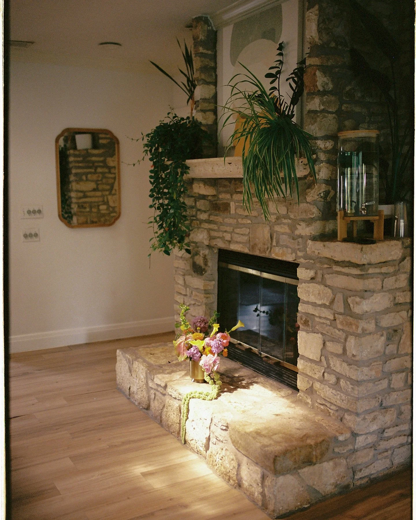 A summer wedding at @hummingbirdhouseaustin. Don&rsquo;t even remember how hot it was that day, only the way that Amelia and Milan looked at each other. 🤍 
.
.
.
.
.

Venue: @hummingbirdhouseaustin 
Photo: @tandvphotos 
Catering: @peachedtortillacat