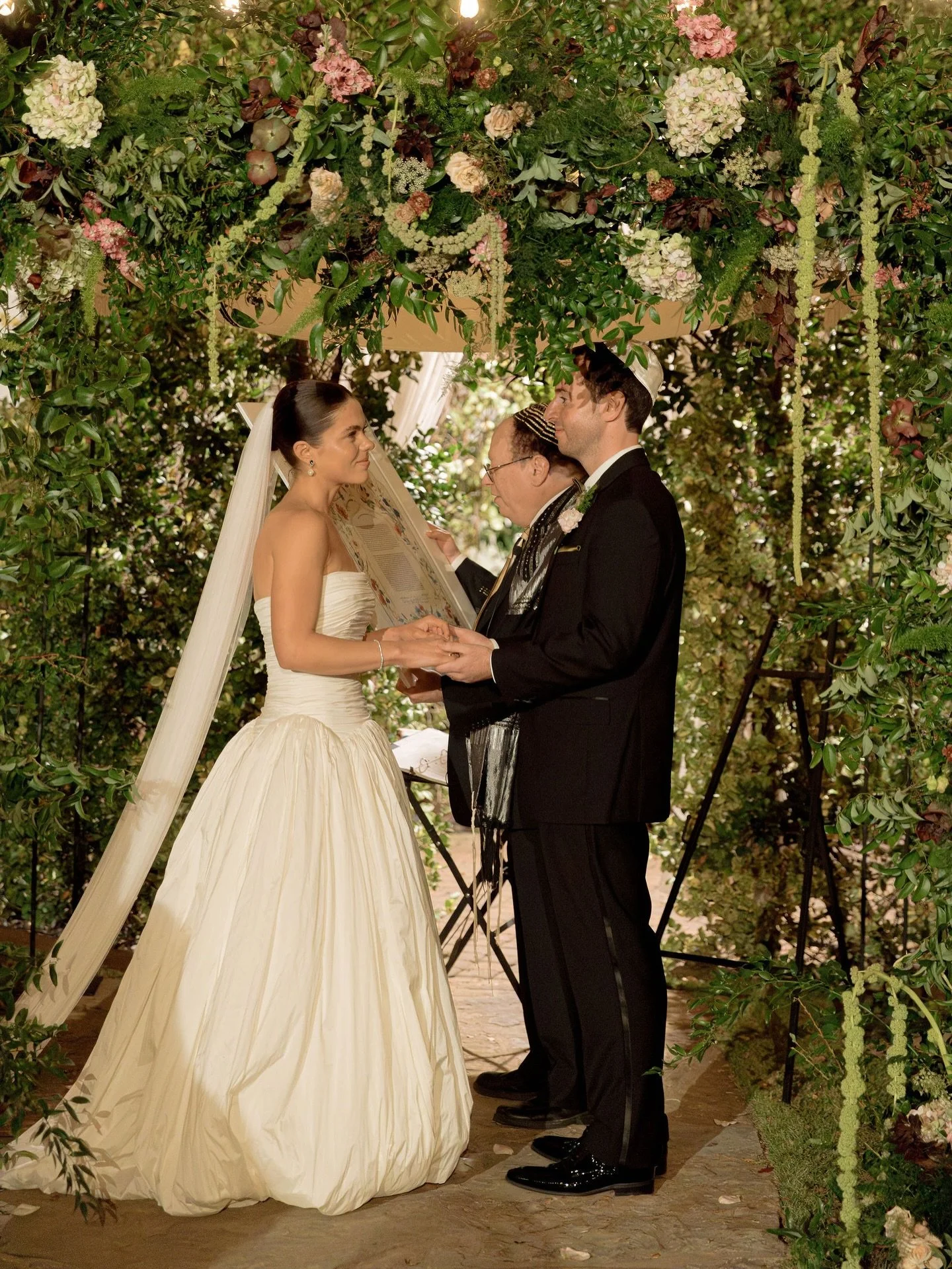 A ceremony under the Texas night sky. Don&rsquo;t remember if there were any stars that night because Jessica and Aaron outshined them all. 🥹
.
.
.
.
.
.
.
Venue/planning: @hummingbirdhouseaustin 
Photo: @tandvphotos 
Video: @newroadproductions 
Cat
