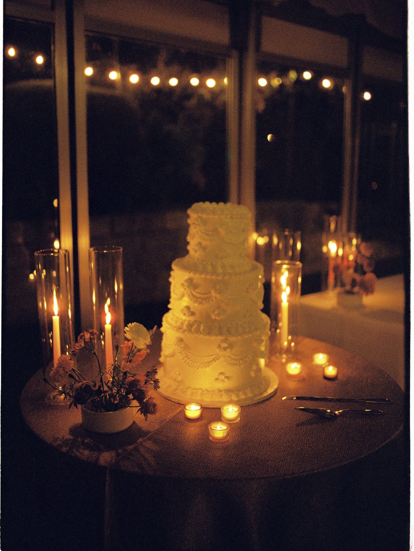Cake, pizza, dancing - name a better way to finish off your wedding day! ❤️&zwj;🔥
.
.
.
.
Venue/planning : @hummingbirdhouseaustin 
Catering: @mandolasitalian 
Florals: @exquisitepetals 
Cake: @heavens.bistro.bakery 
Photo: @tandvphotos
