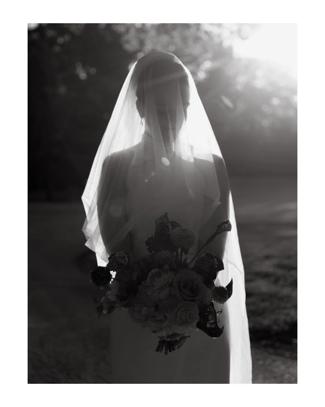 A love letter to @hummingbirdhouseaustin. Forever will go back to this venue because every inch of that wondrous place is magical - and the amazing people that work there. Love roams there. 🤍
.
.
.
.
.
Venue/planning : @hummingbirdhouseaustin
Cateri