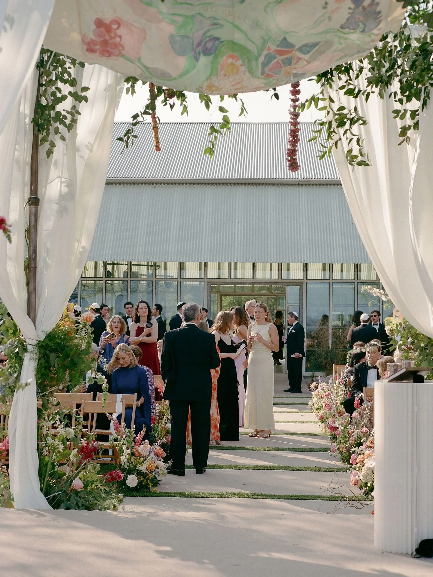 One year ago Lauren and Noah threw the most epic party. They laughed, they cried, they danced and they partied!! It was a perfect spring day!! 🌸
.
.
.
.
.
.
Planning: @ashleynicoleaffair
Venue: @prospecthousetx
Photo: @tandvphotos
Video: @newroadpro