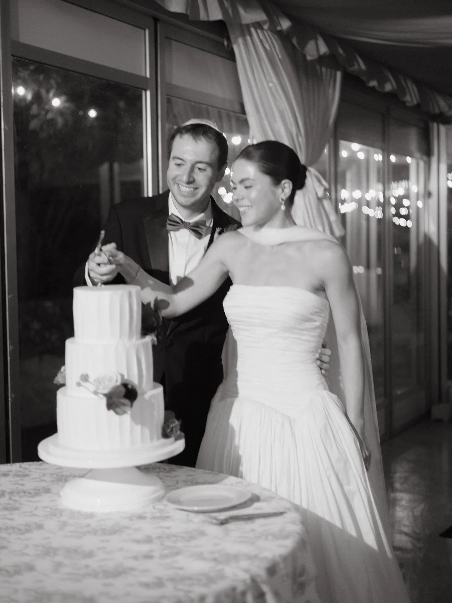 Big fans of cake cutting ceremonies&hellip;.and cake..🎂
.
.
.
.
.
.
Venue/planning: @hummingbirdhouseaustin
Photo: @tandvphotos
Video: @newroadproductions
Catering: @cravecateringtx
Cake: @sweettreetsbakery 
Rentals: @premiereeventstx
Florals: @wild