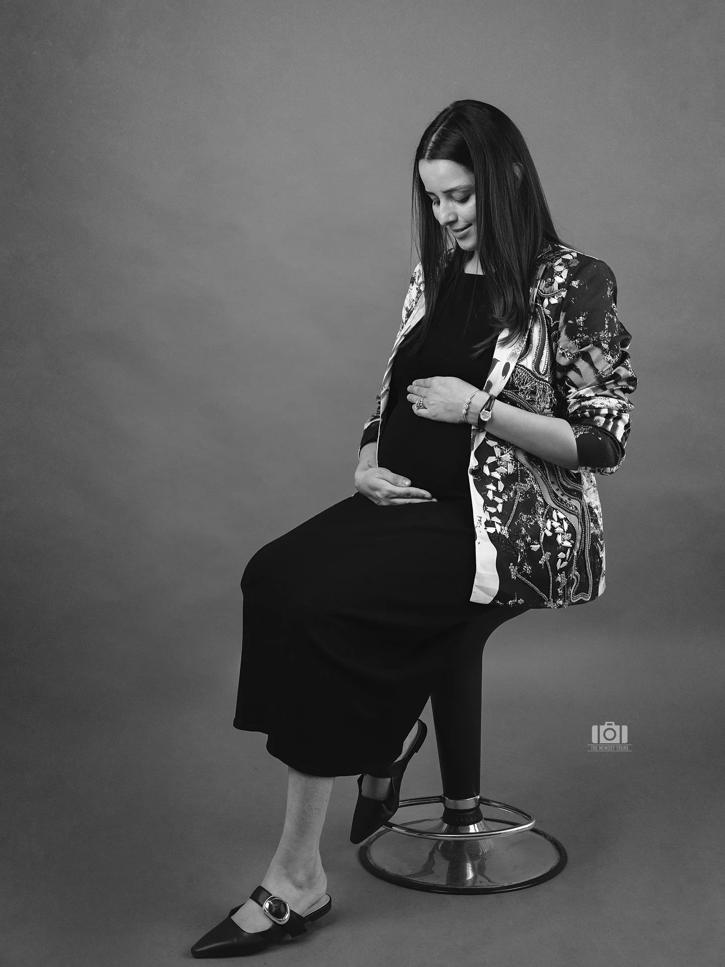 A chapter of love and patience, wrapped in simplicity ✨
.
.
@wondersbythememorytrunk
📍The Memory Trunk Studio, Jammu
#thememorytrunk #jammu #momtobe #momlife #maternityphotos #babyphotographerjammu #babybump #Parentstobe #pregnancyphotoshoot #mater