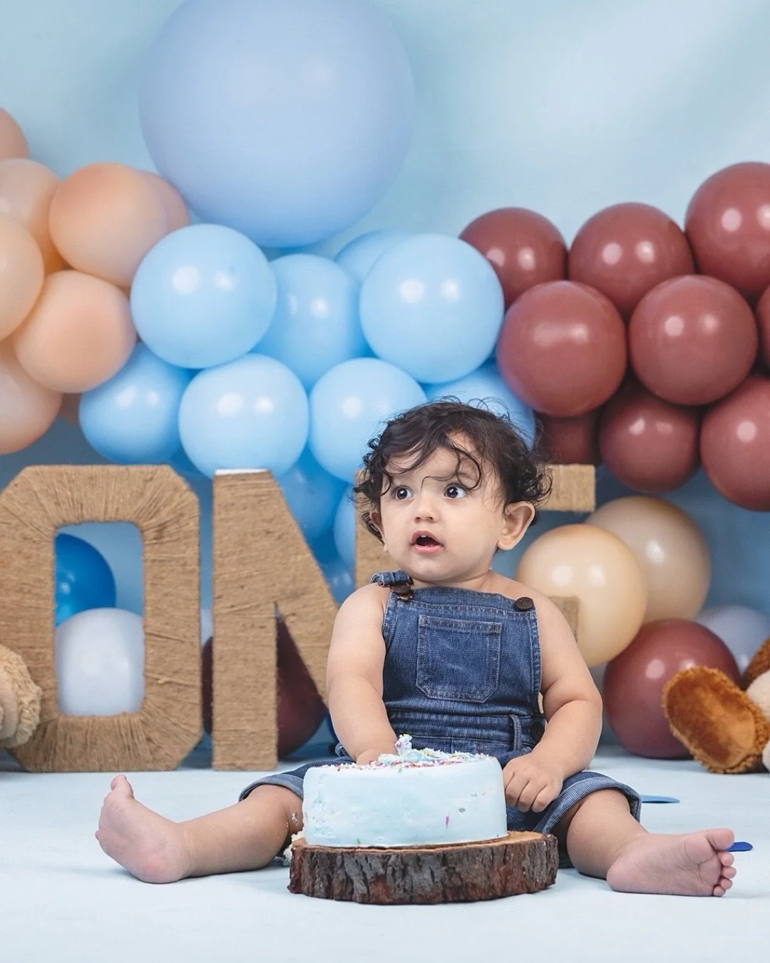 Smash, squish, smile &mdash; the essentials of turning one 🎂 
.
.
@wondersbythememorytrunk
📍The Memory Trunk Studio, Jammu

#babyshoots #familyphotographer #kidsphotography  #thememorytrunk #innocencecaptured #babyphotomagic #prebirthdayshoot #jamm