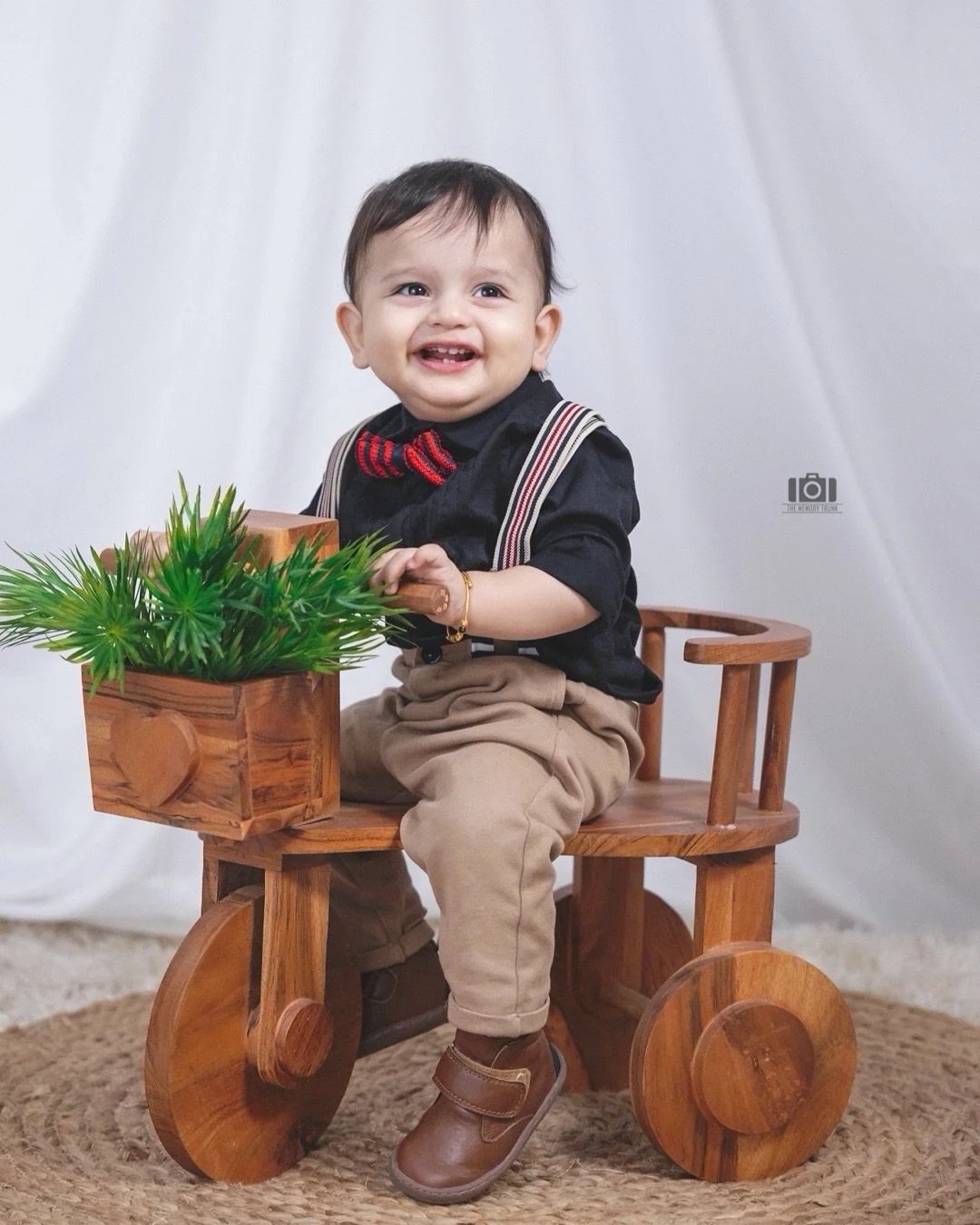 Some families just carry a kind of warmth you feel instantly 🤍

Photographing Megha and her beautiful little world was pure joy &mdash; the warmth, the cuddles, the way they all lean into each other so effortlessly ✨

And then comes the magic of hol