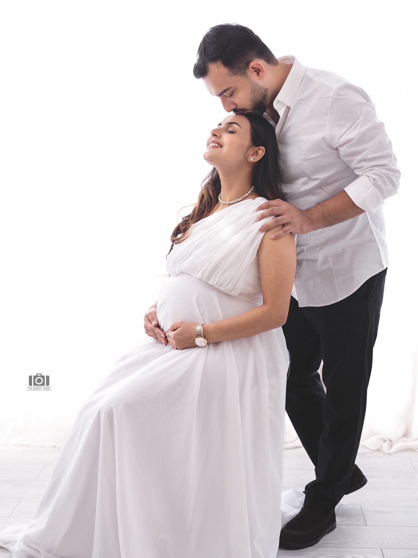 Some stories unfold quietly&hellip;
where love feels soft, steady, and beautifully familiar 💛

Dr. Gurkim &amp; Dr. Abhirut, embracing the wait with hearts full of hope ✨ 

#MaternityPhotography #MaternityShootIdeas #BlackAndWhiteMaternity #CoupleMa
