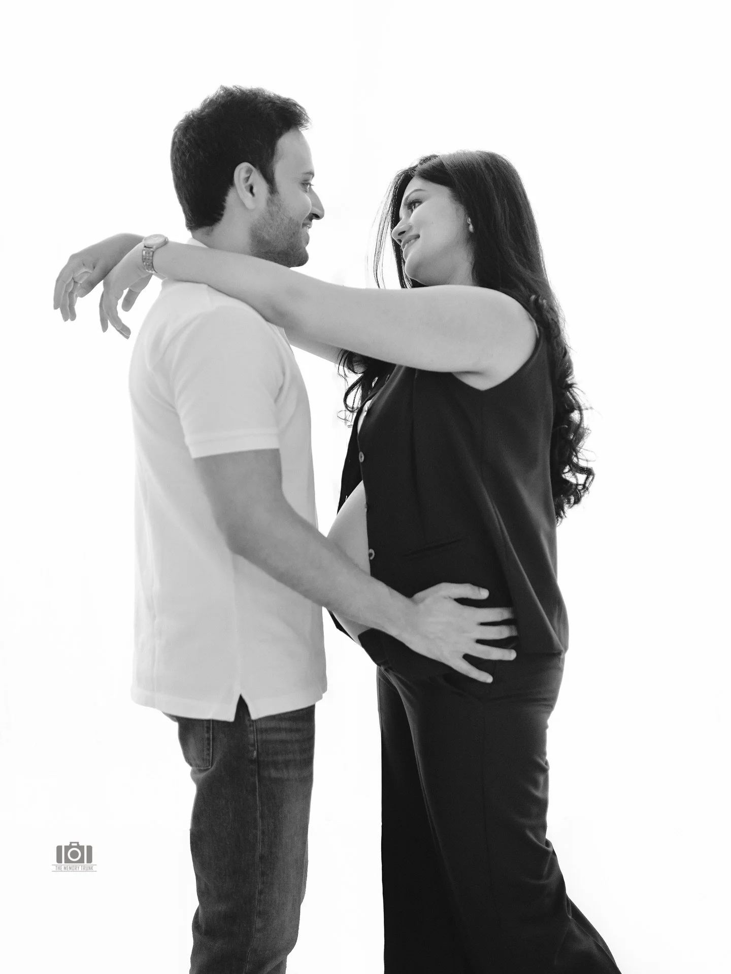 Before the world gets bigger 🥰 
.
.
#MaternityPhotoshoot #EditorialPortraits #MotherhoodJourney #JammuPhotographer #WondersByTheMemoryTrunk 

[Maternity photoshoot Jammu | Luxury maternity photography | Editorial maternity portraits | Studio materni