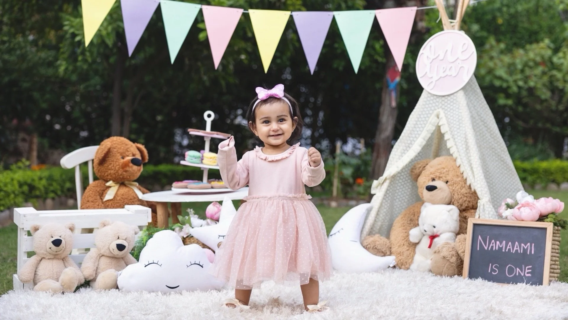 A little laughter goes a long way 🌸

📍The Memory Trunk Studio, Jammu

#FirstBirthdayPhotoshoot #MilestonePhotography #BirthdayPhotoshoot #JammuPhotographer #TheMemoryTrunk 

[first birthday photoshoot, milestone session, birthday photography Jammu,